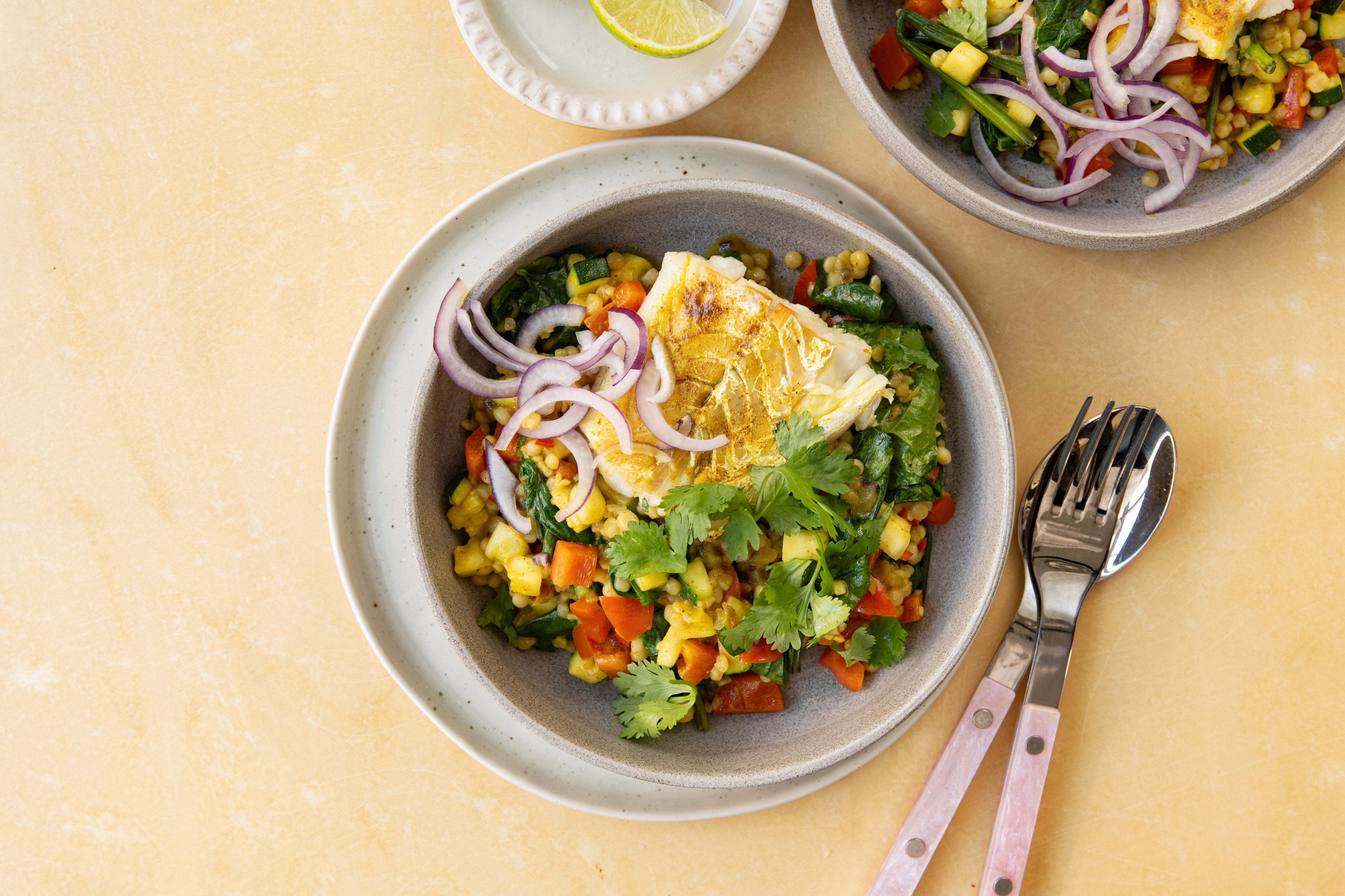 Kruidige witvis met curry-orzo