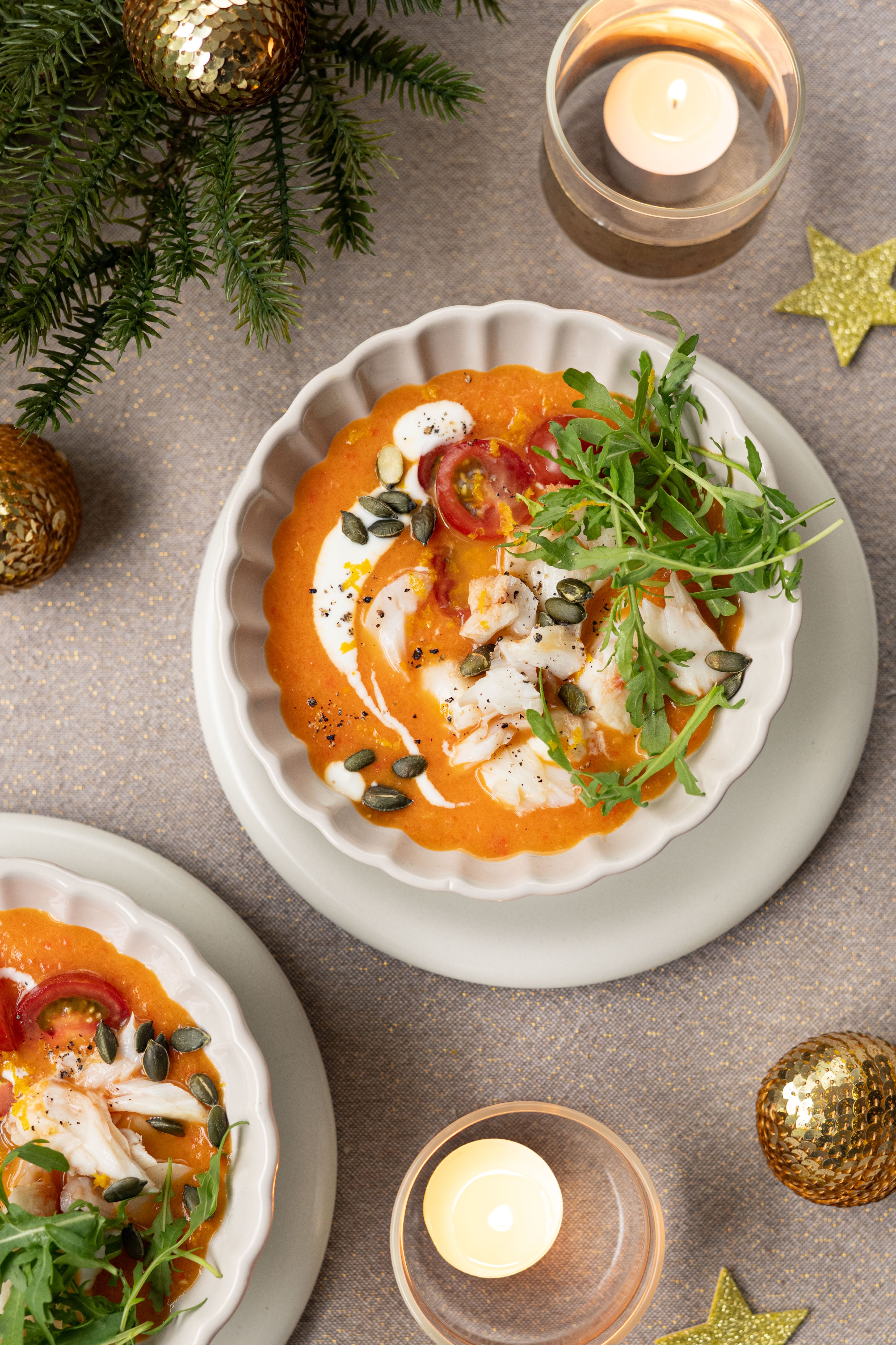 Paprika-tomatensoep met kabeljauw en pompoenpit