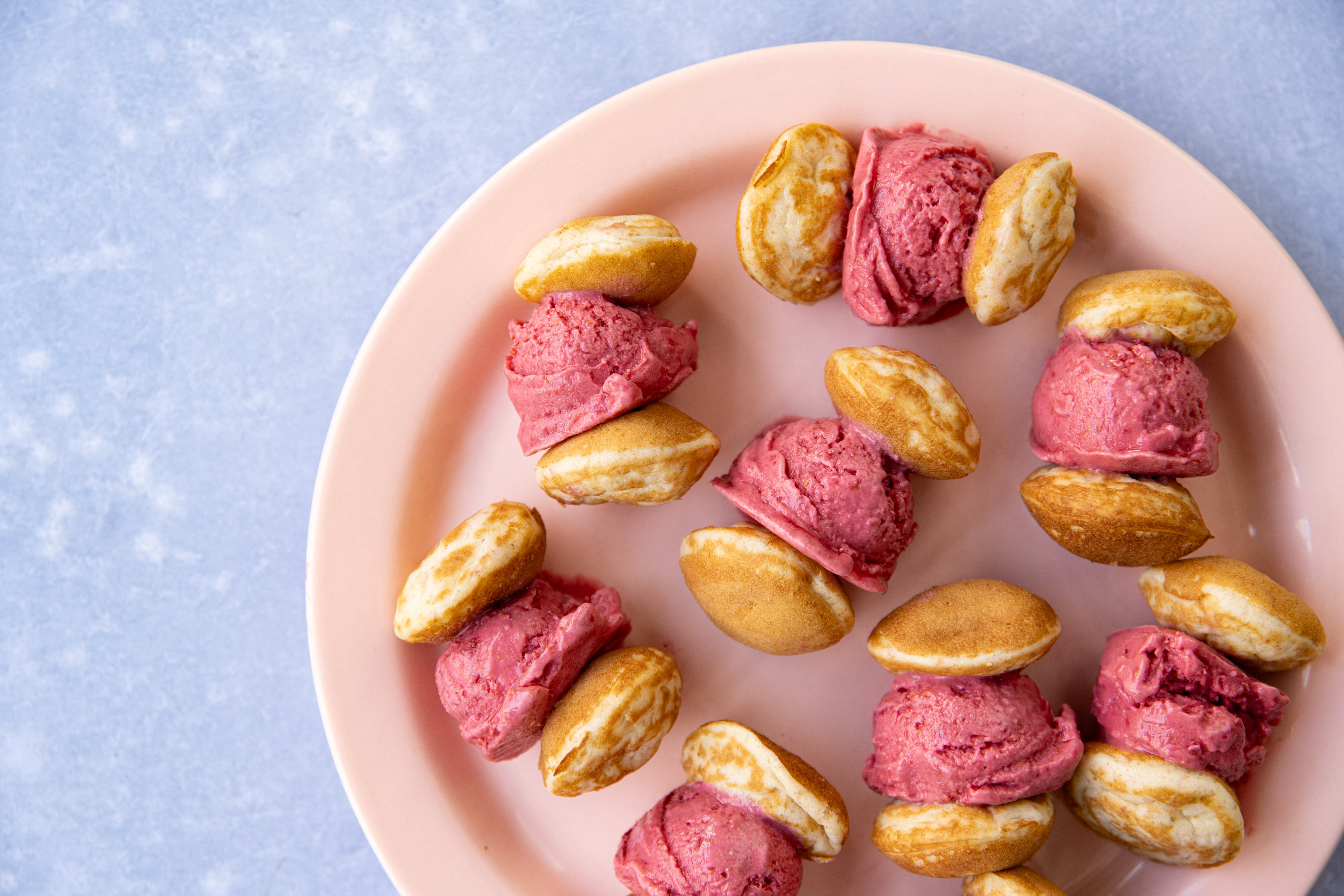 Volkoren sandwich-poffertjes met frambozenijs