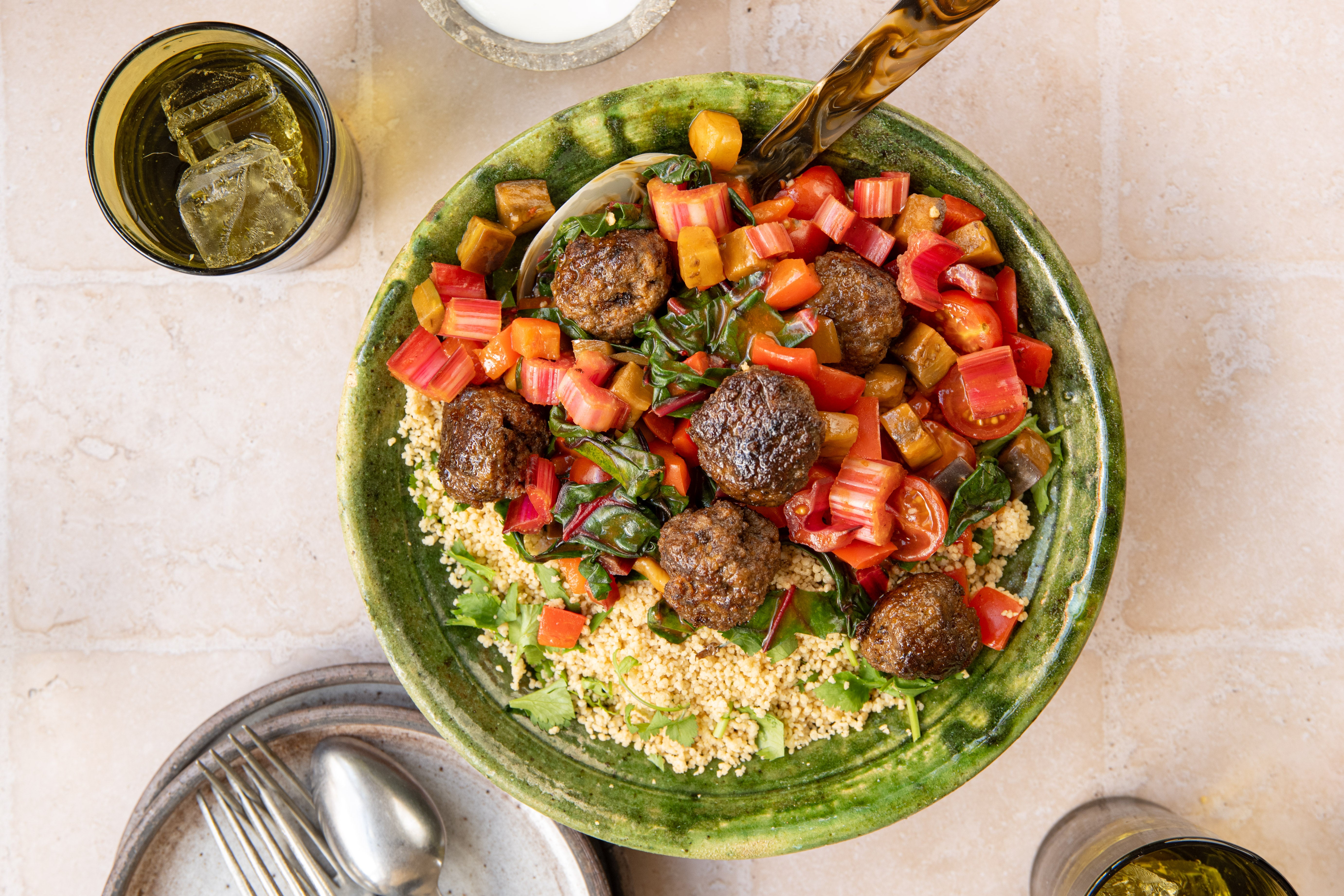 Harissa-tartaarballetjes met couscous & snijbiet