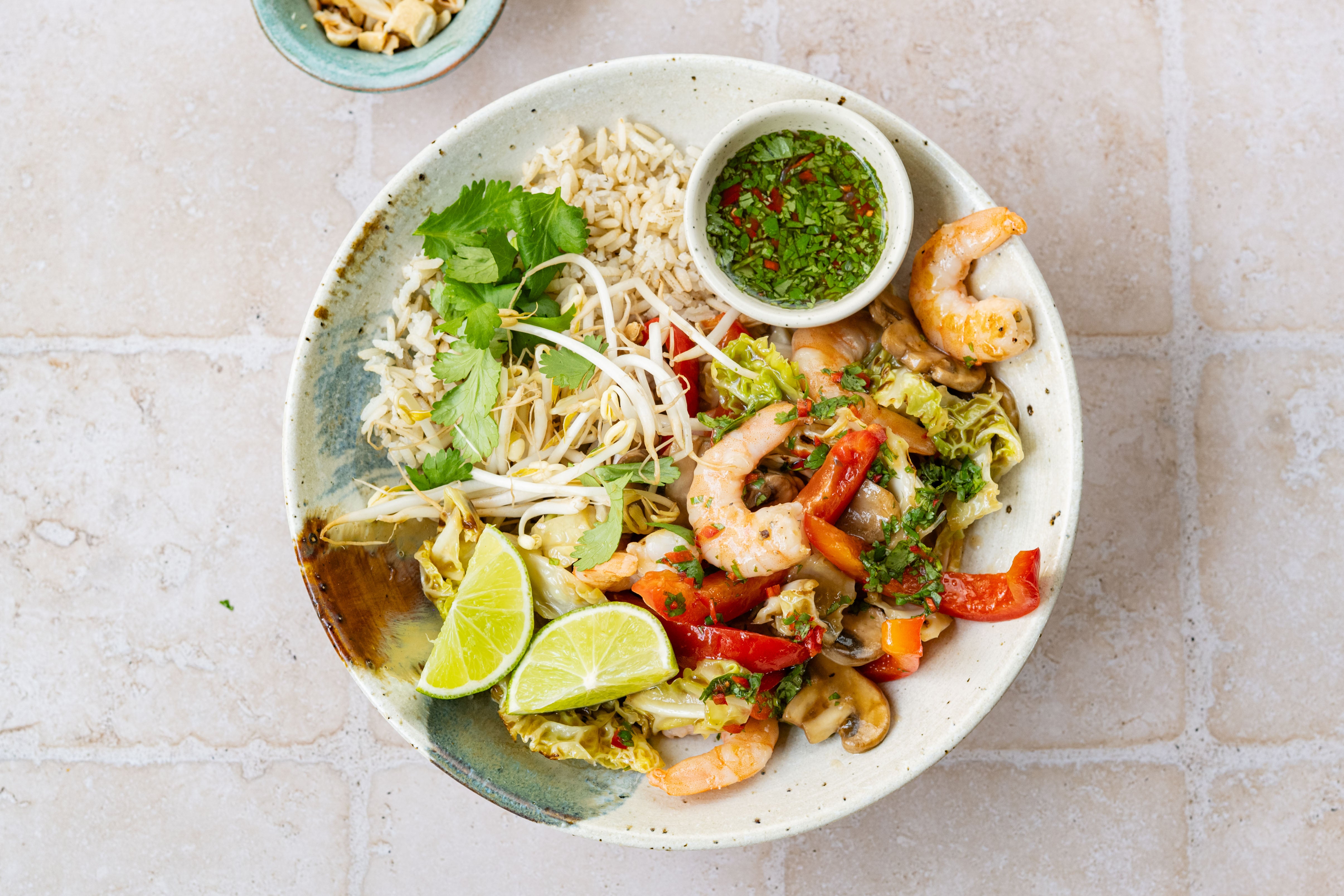 Rijst met garnalen en groenten in koriander-limoendressing