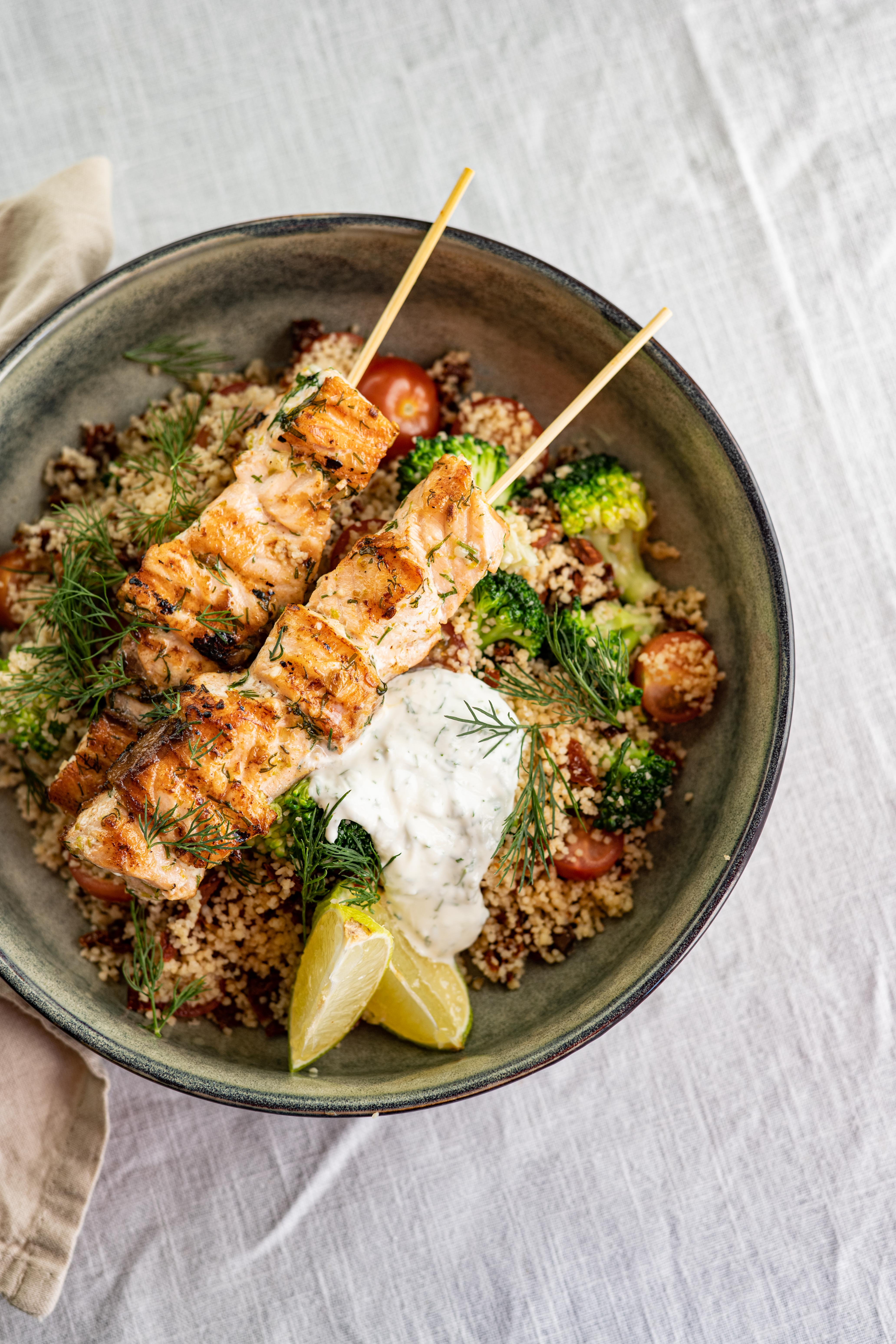Couscous met zalmspiesjes