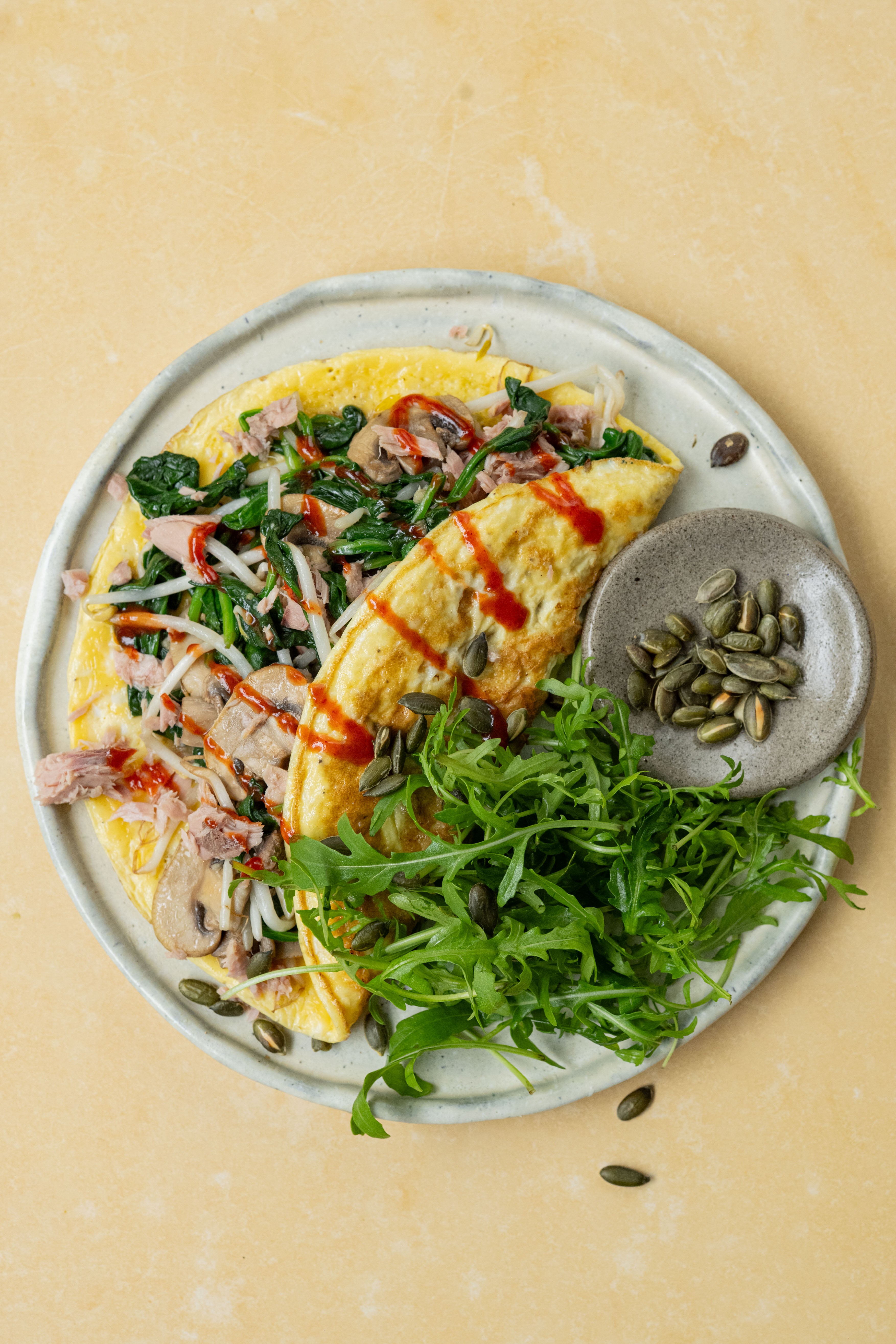 Omelet met champignons, spinazie en tonijn