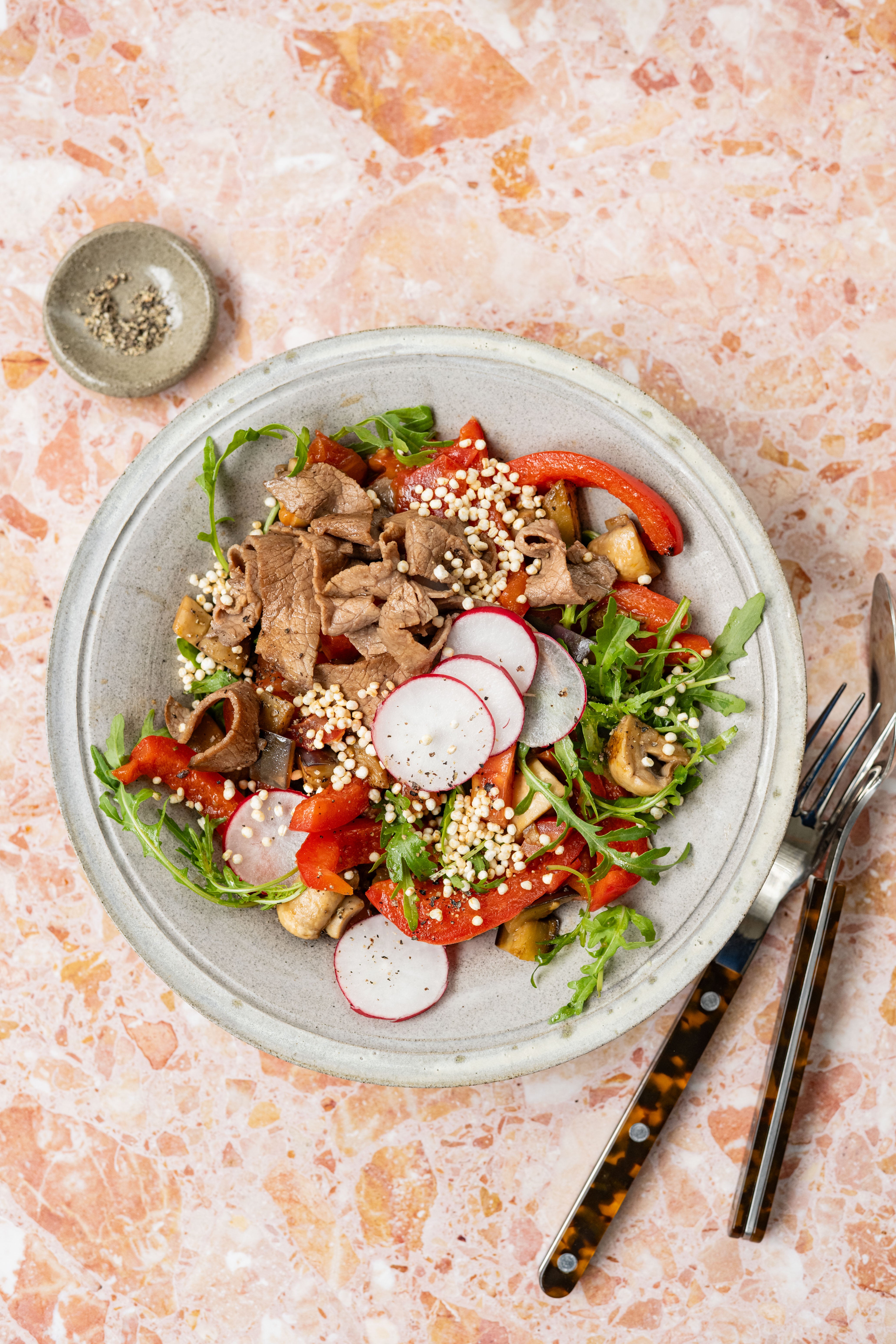 Wok van aubergine, paprika, champignons, rosbief en gepofte quinoa