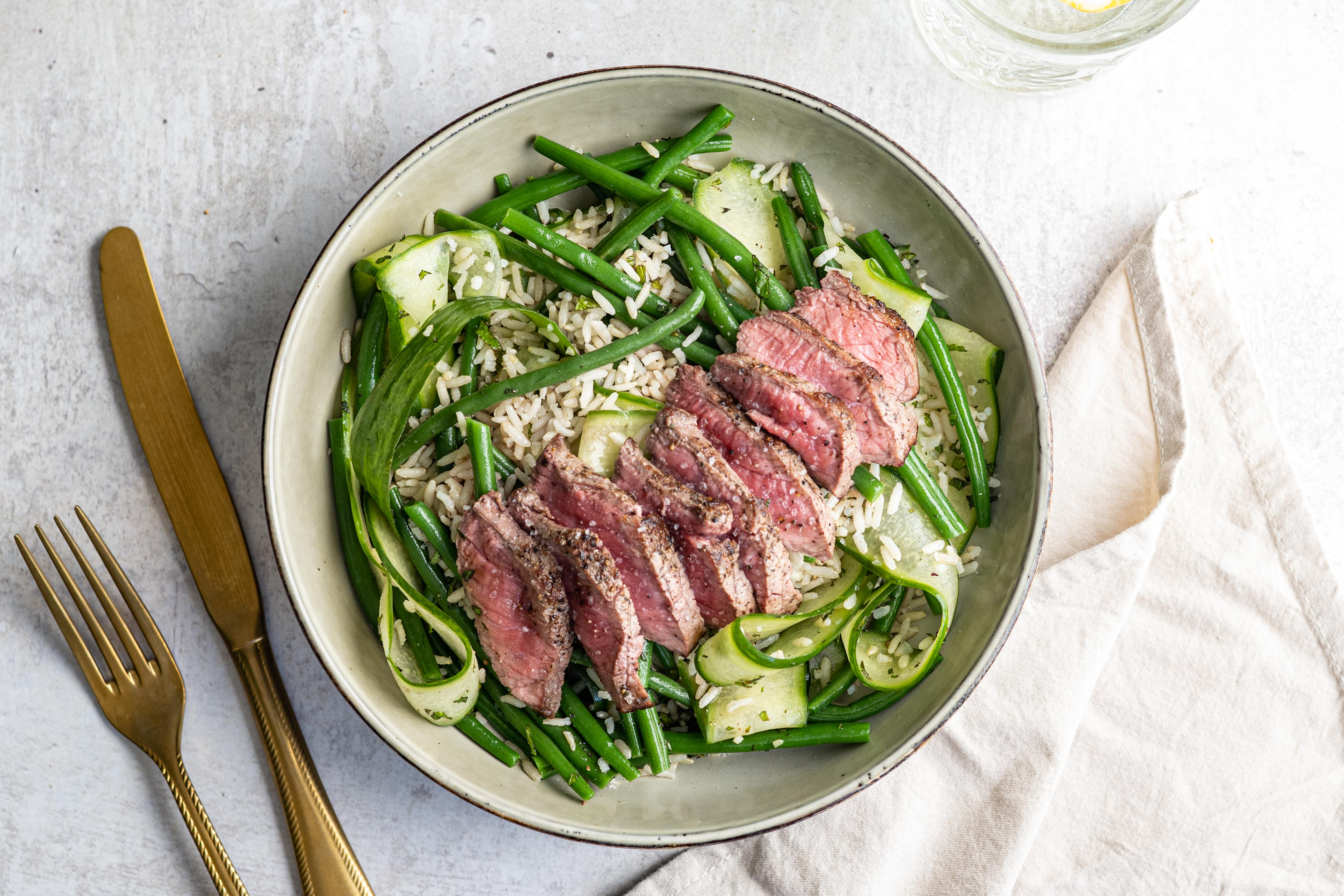 NewFysic recept biefstuk komkommer rijst en sperzieboontjes