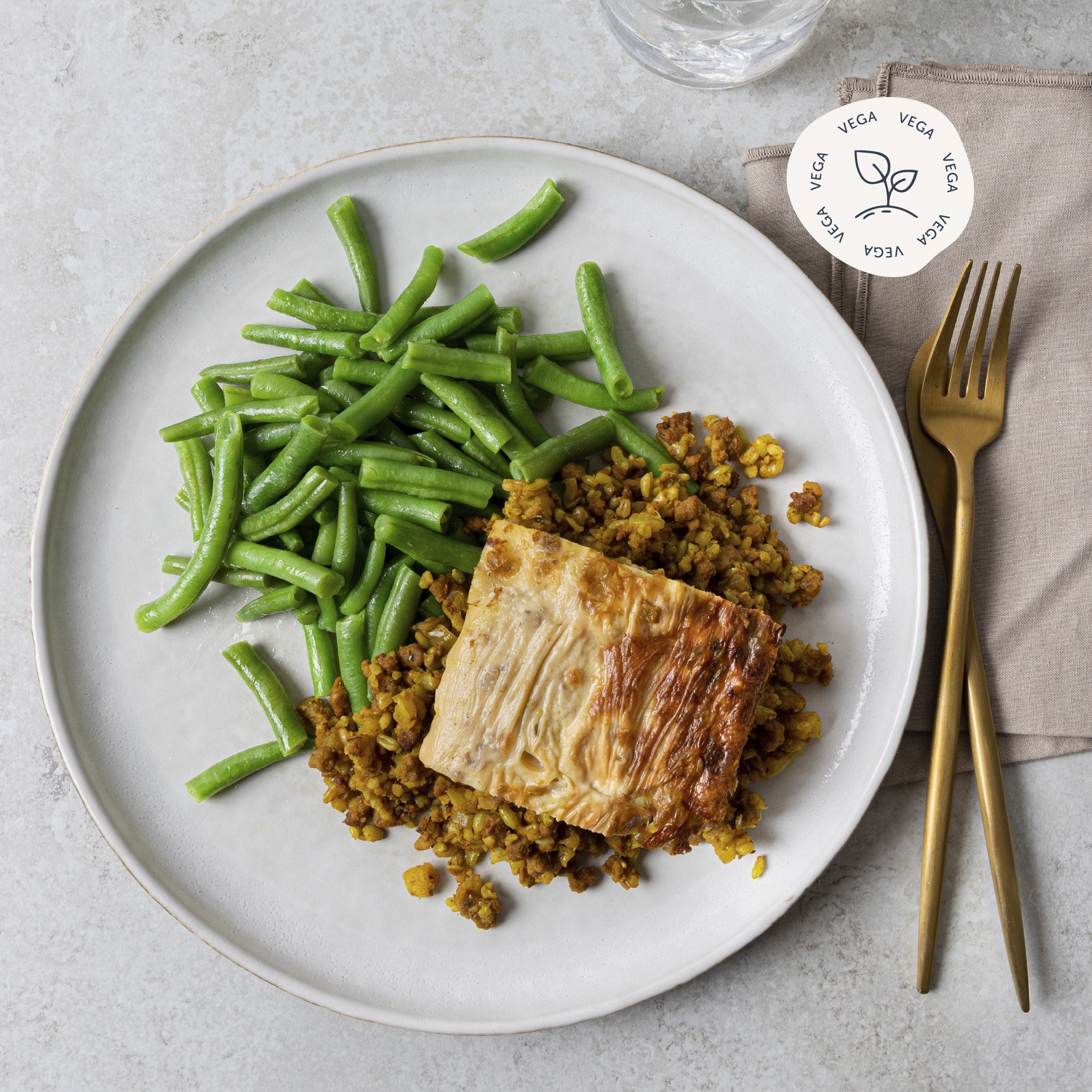 Bobotie with vegan minced meat and green beans