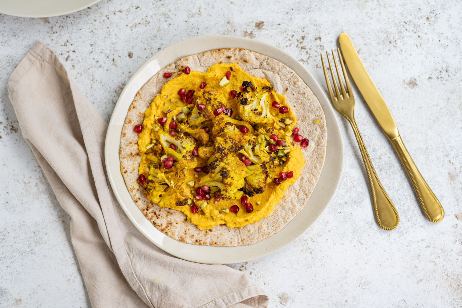 Wraps met wortelspread en bloemkoolroosjes