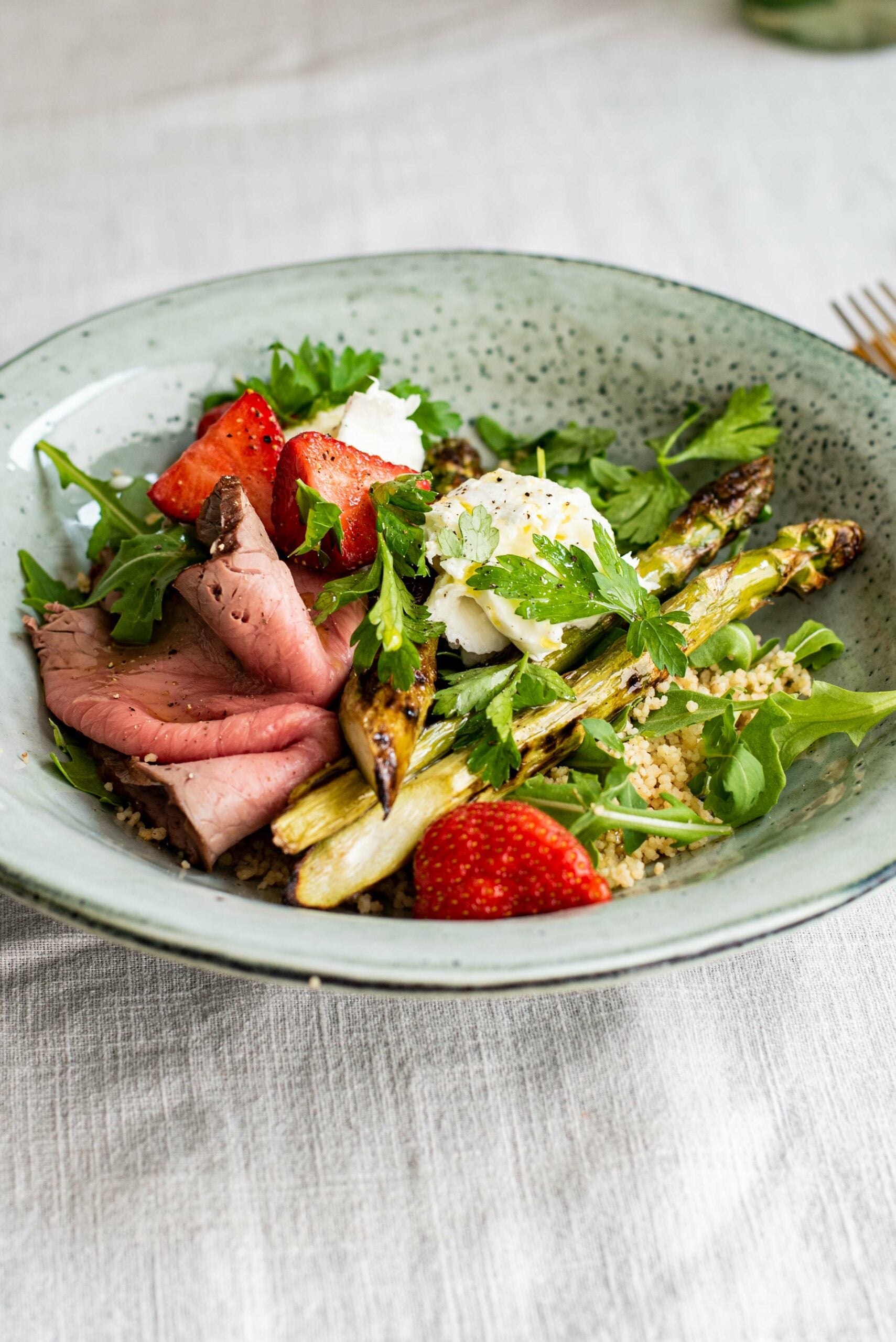 Groene asperges, mozzarella, aardbeien en rosbief