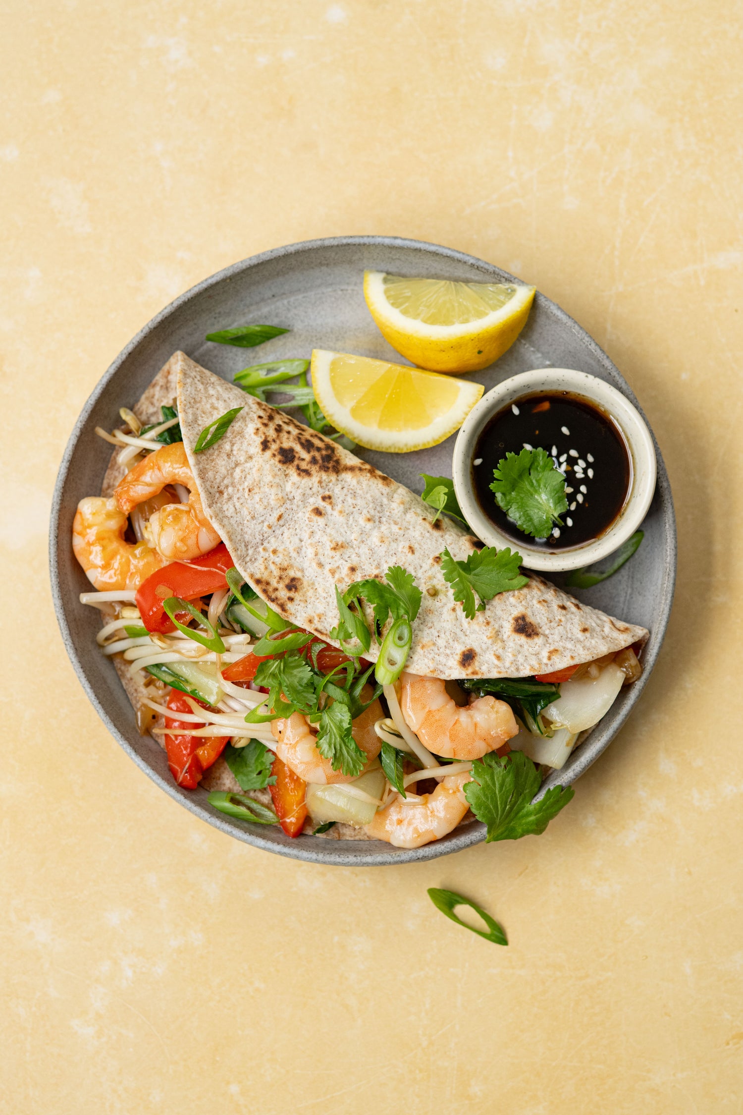 Volkorenwrap met garnalen, paksoi en sojasesam-dressing