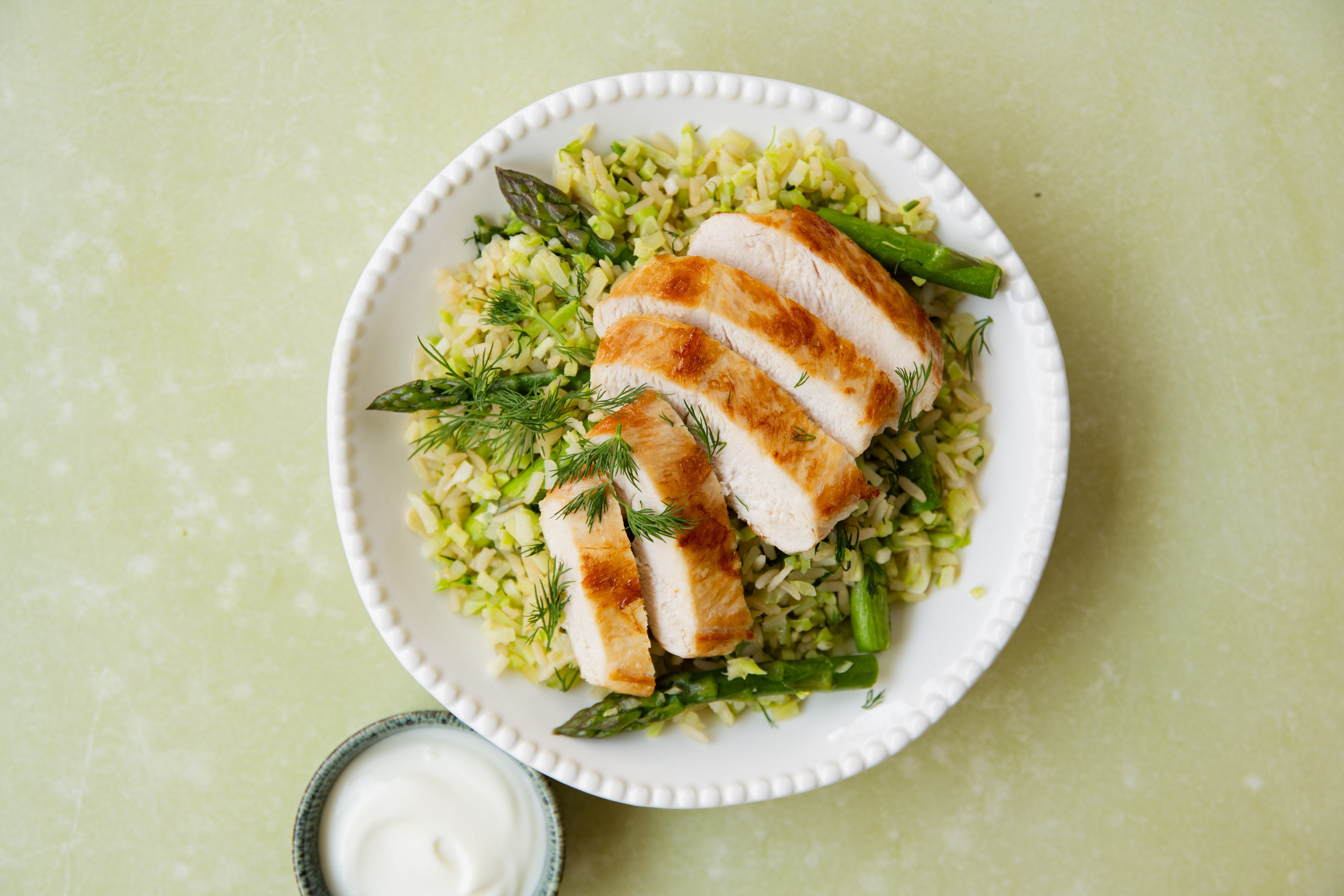 Kip-dille-broccolirijst met limoen-yoghurtdip