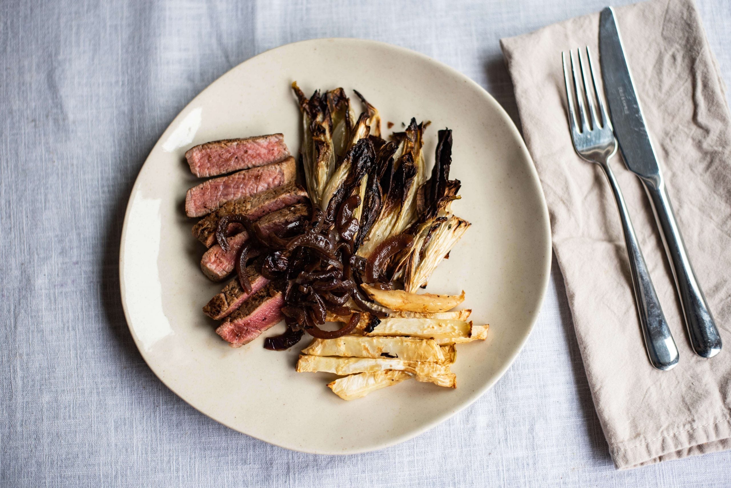 Gepocheerde ossenhaas met witlof en gesmoorde rode-uiensaus