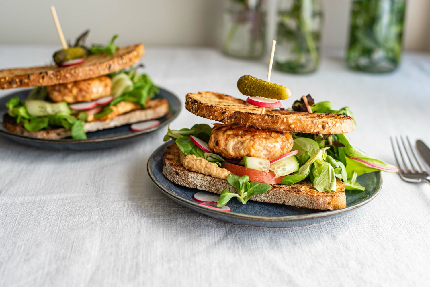 Kip-garnalenburger met groene salade