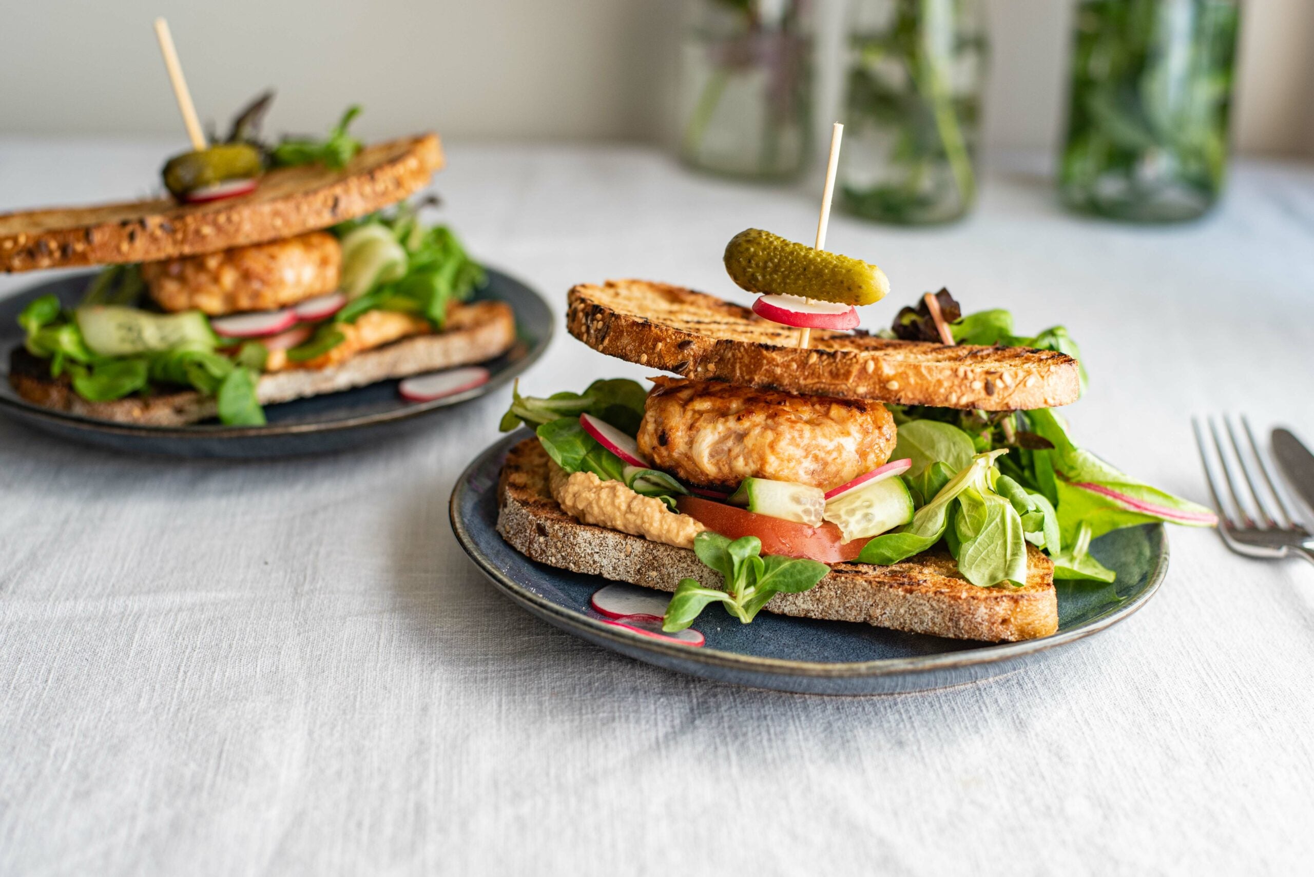 Kip-garnalenburger met groene salade