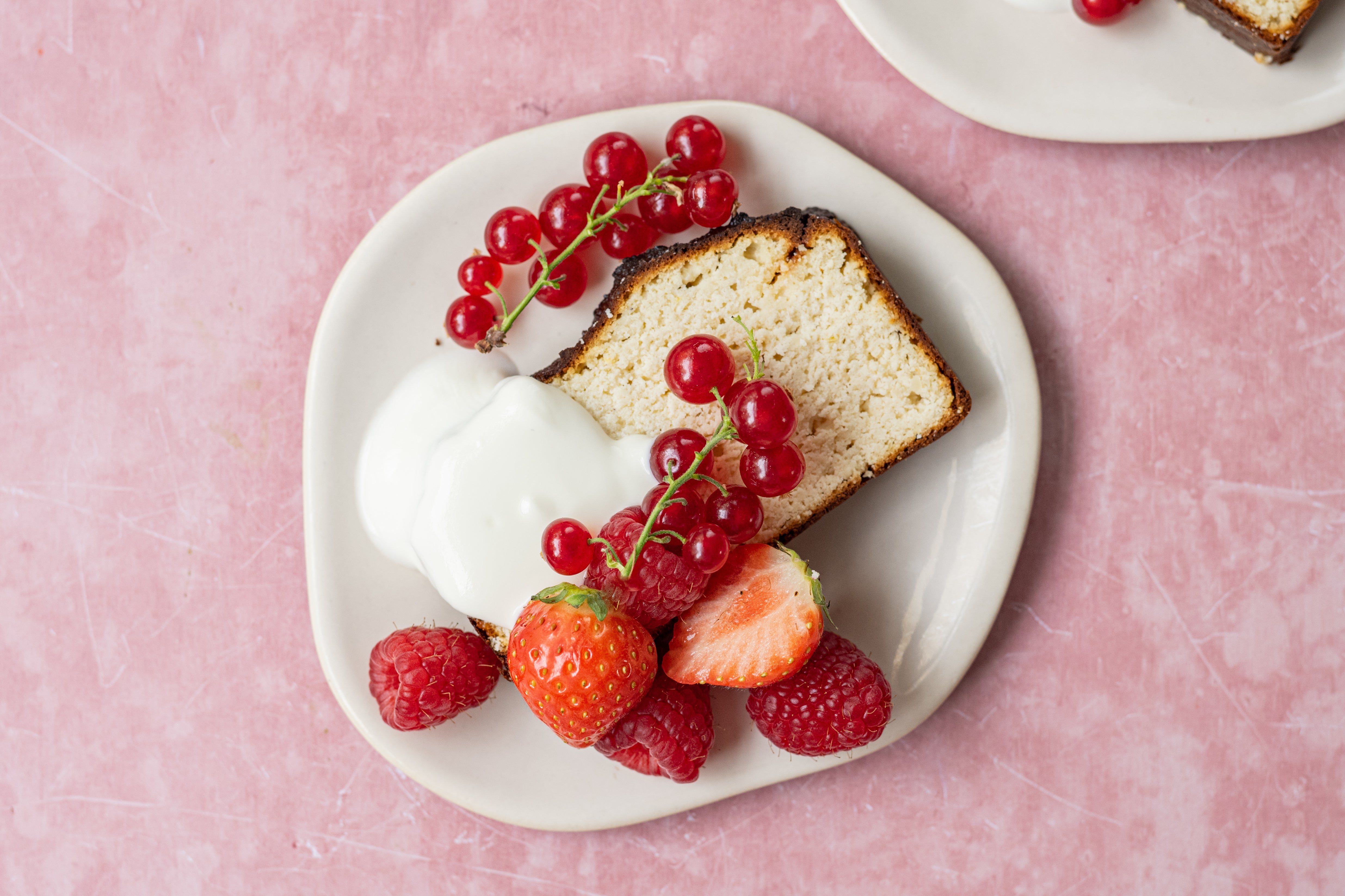 Citroen-yoghurtcake met roodfruit