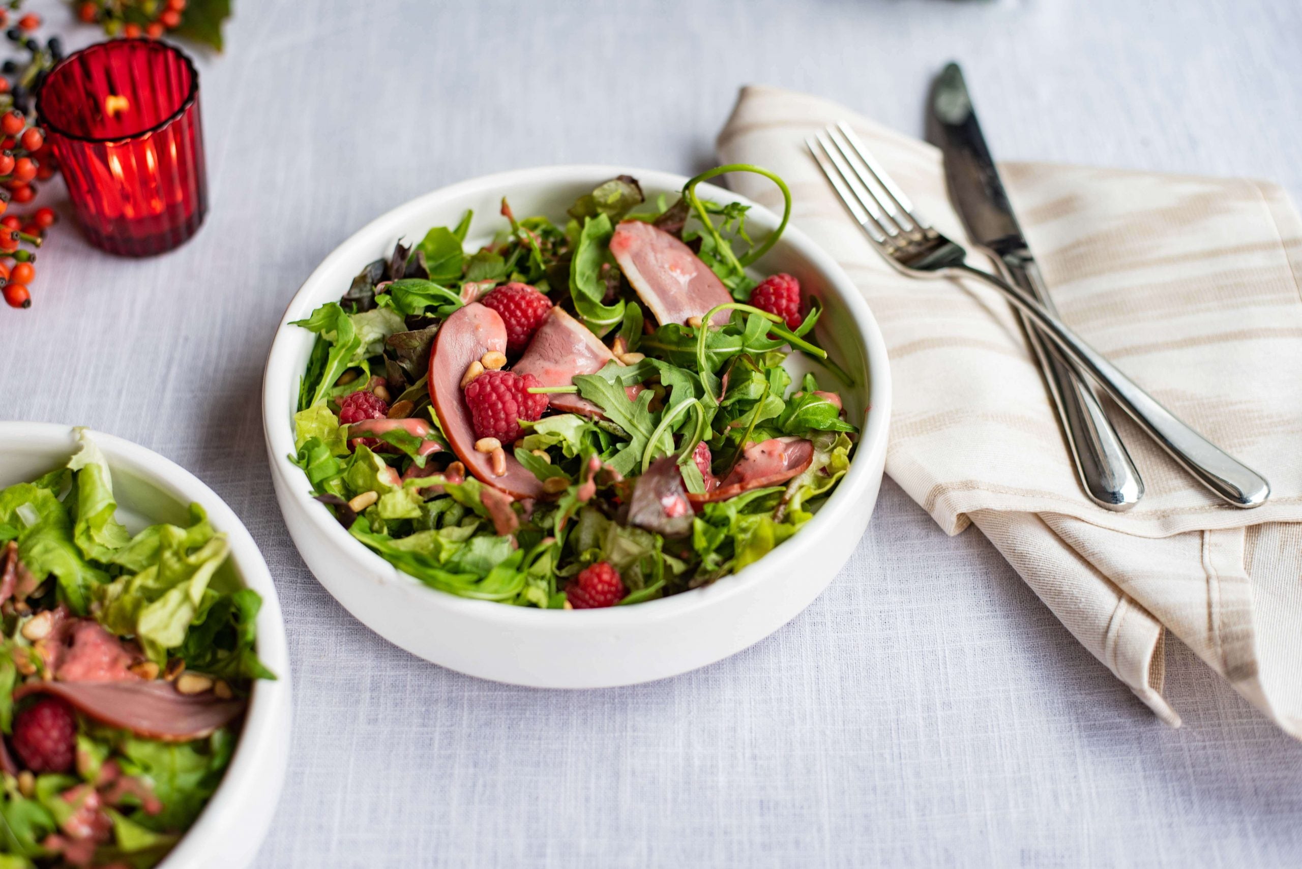 Gerookte eendenborstfiletsalade met frambozendressing