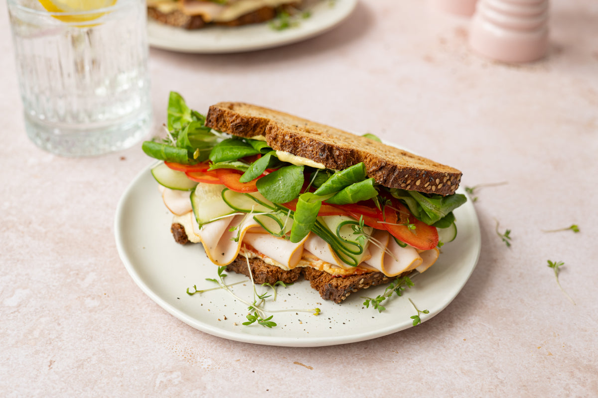 Komkommer-sandwich met hummus en kalkoenfilet