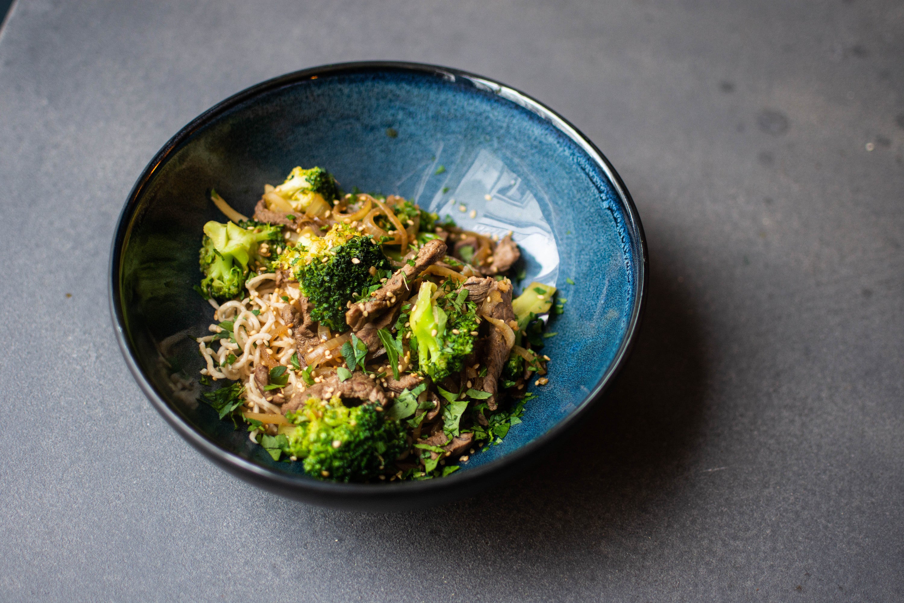 Runderreepjes met broccoli, ui en sesamzaadjes