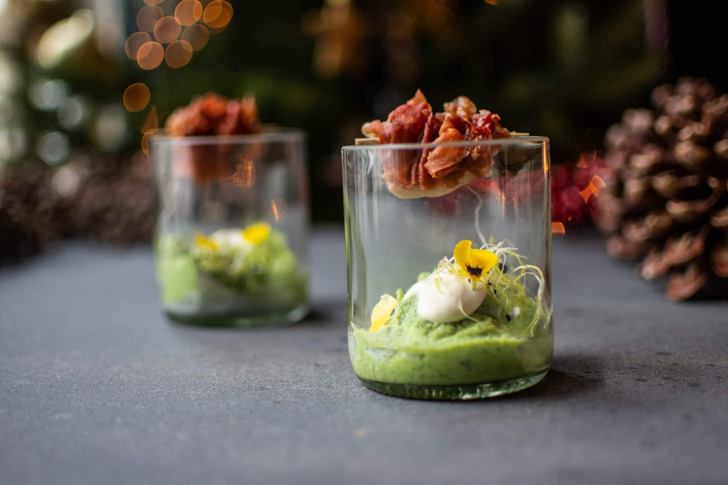 Broccolimousse met een Ardennenham spiesje