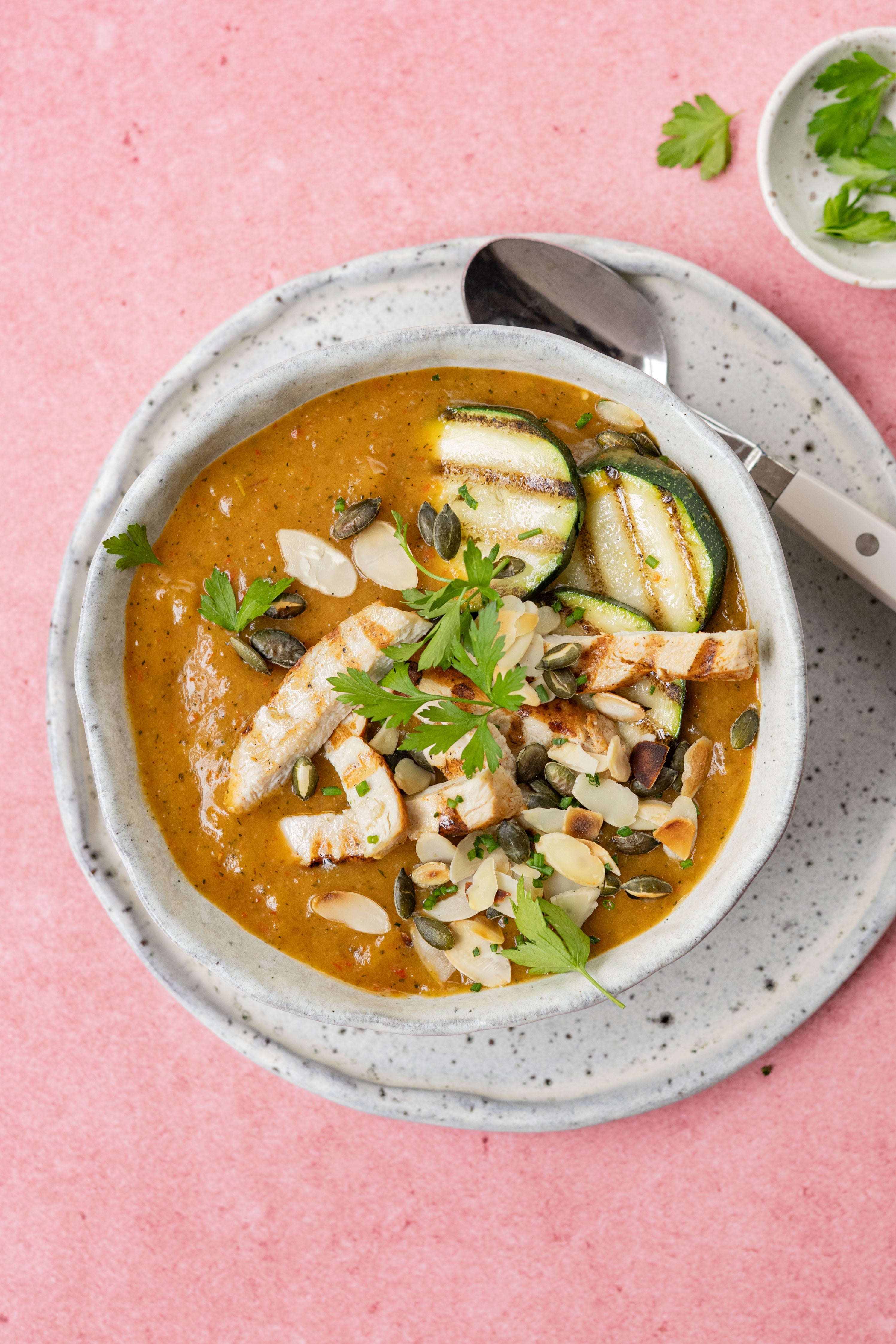 Geroosterde courgette-paprikasoep met kalkoenreepjes en kruidige crunch