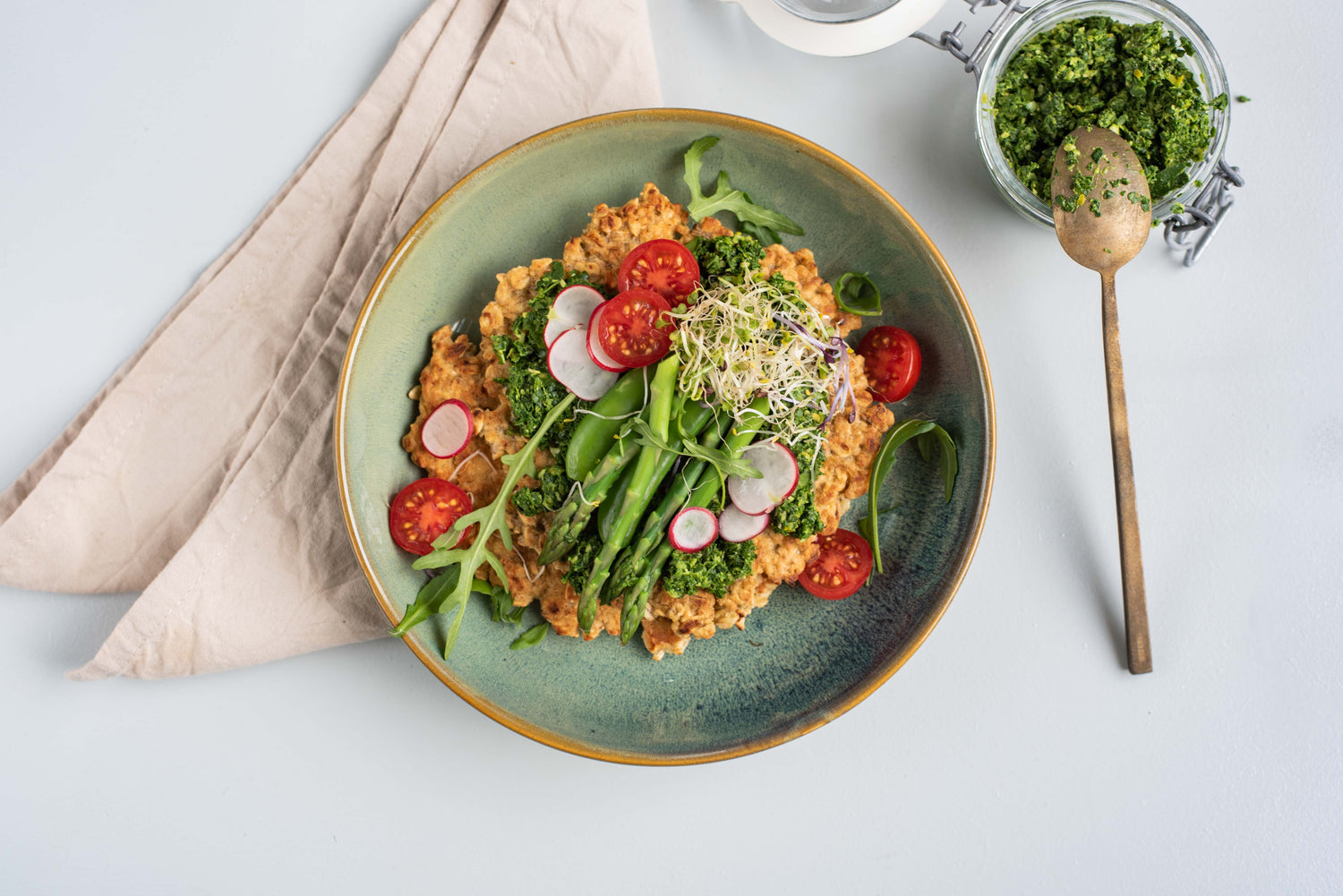 Flatbread met spinazie-basilicumpesto, asperges en sugarsnaps