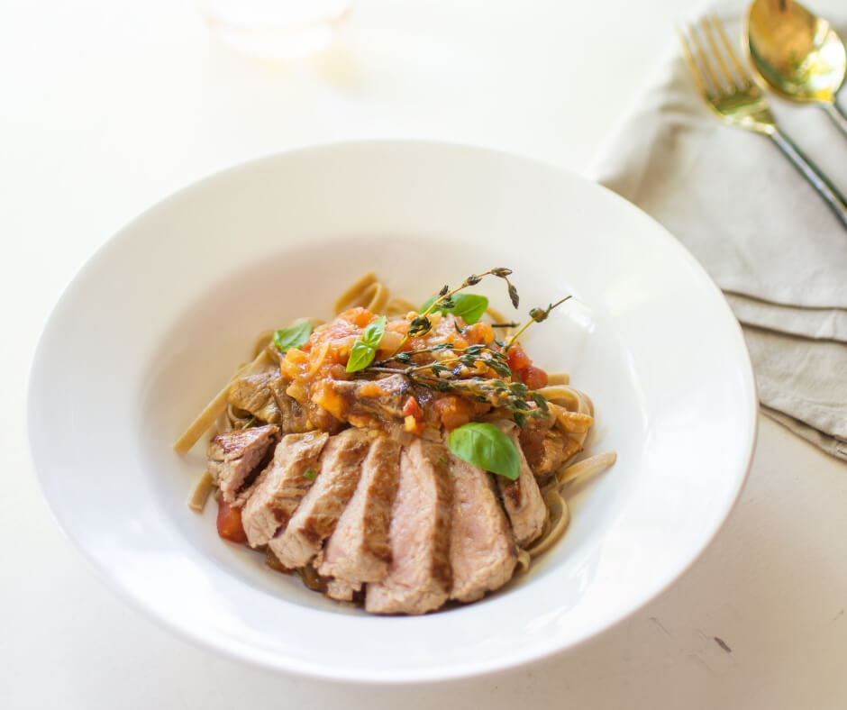 Kalfsoester in porcini-tomatensaus met pasta