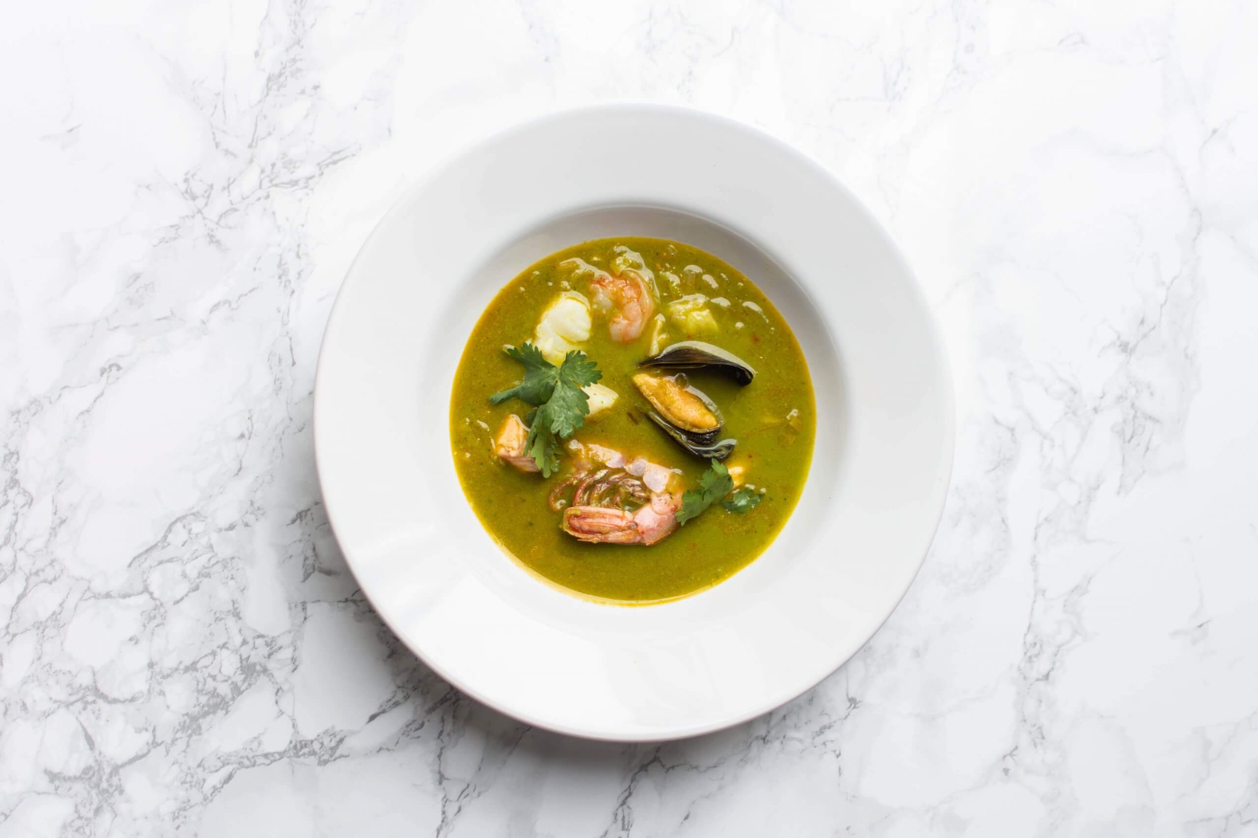 Peruaanse bouillabaisse met korianderbouillon
