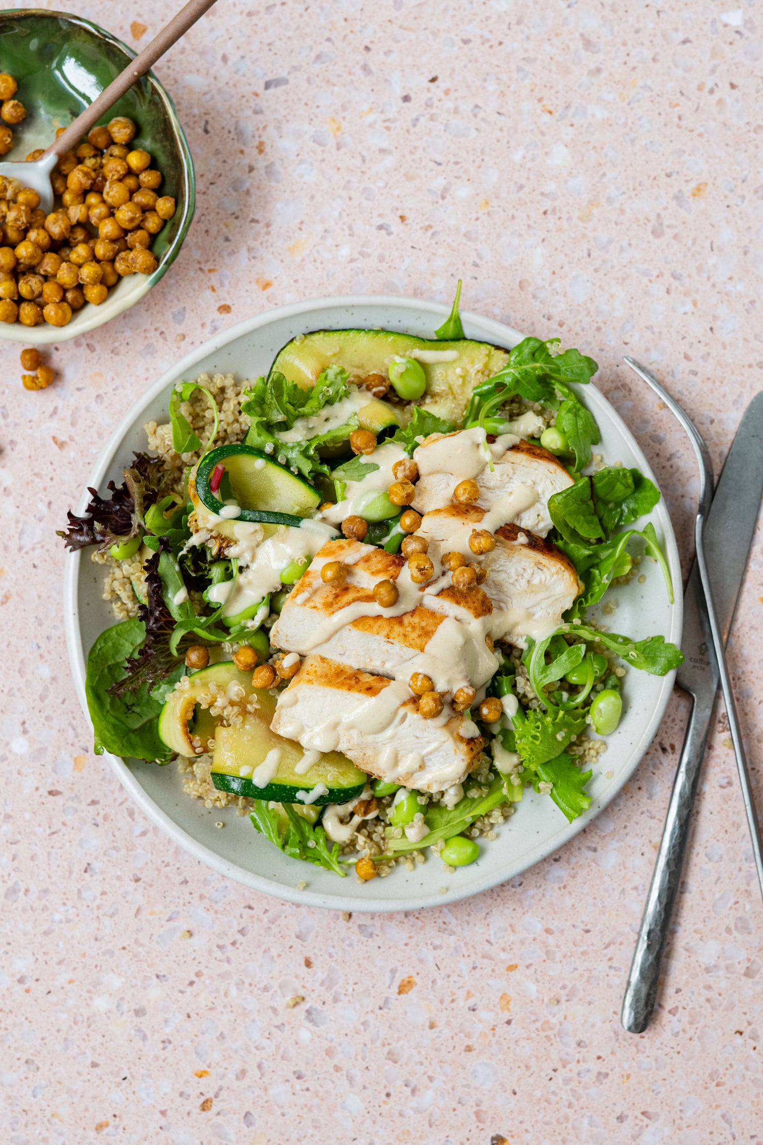 Caesar style maaltijdsalade met quinoa en knapperige kikkererwten