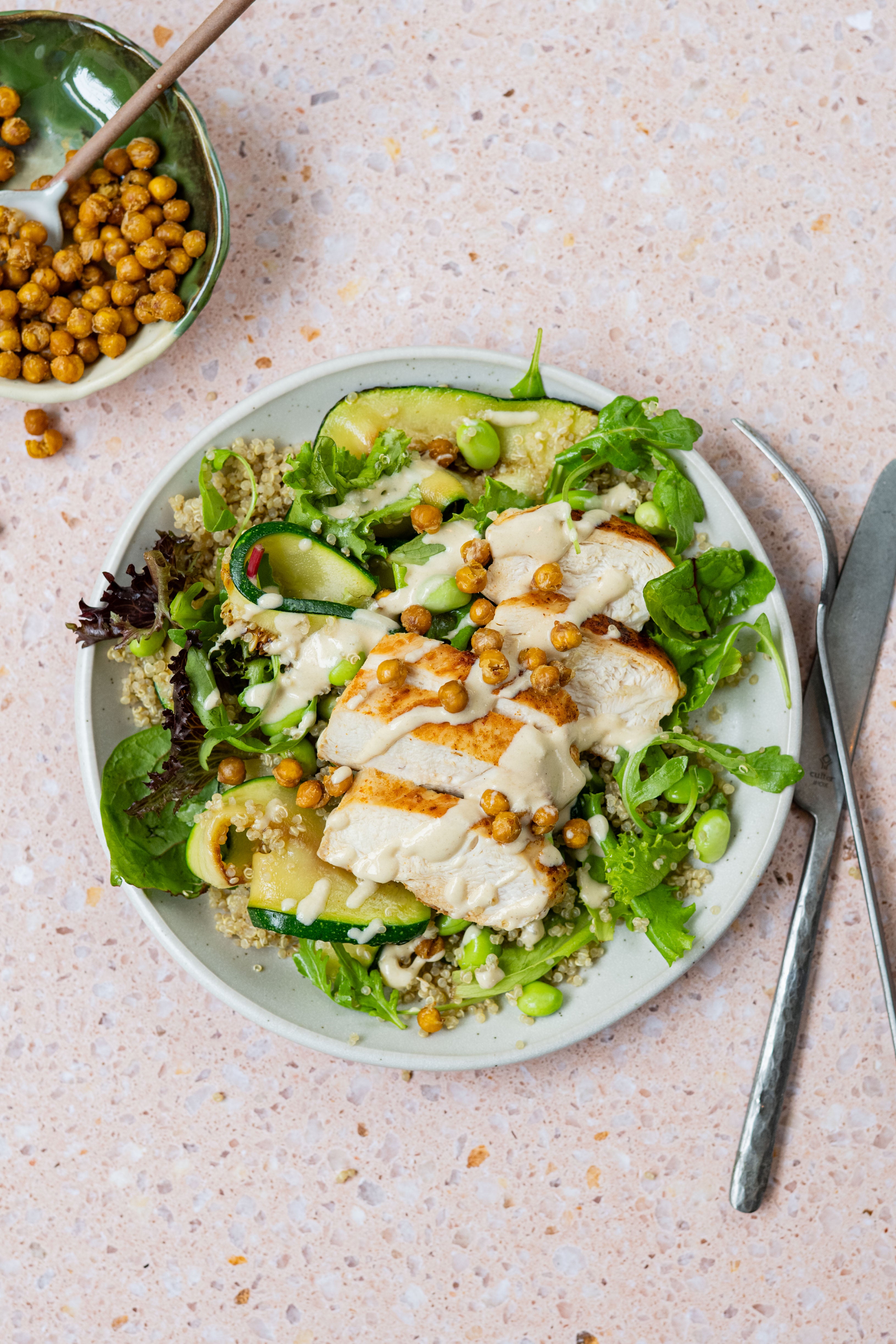 Caesar style maaltijdsalade met quinoa en knapperige kikkererwten