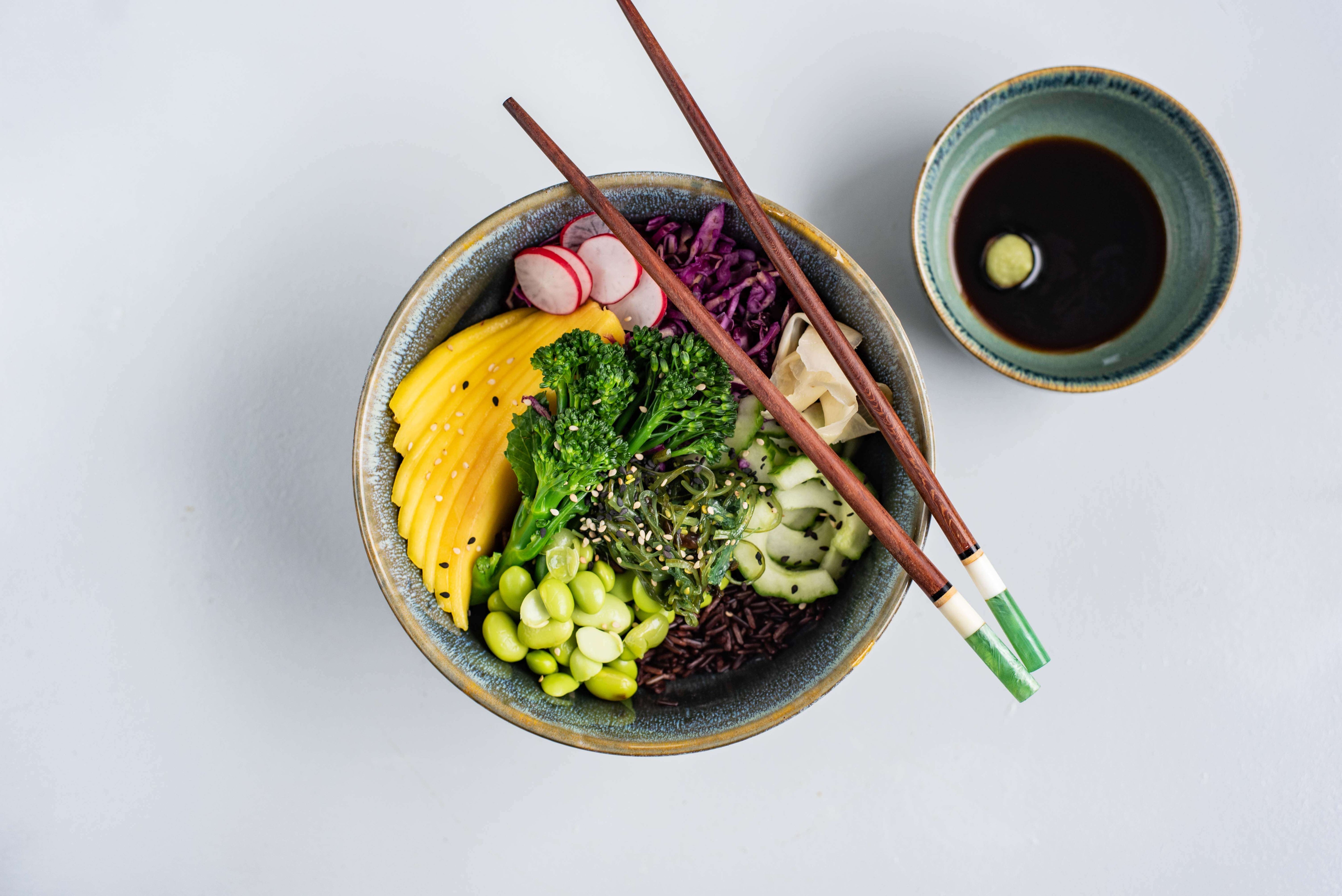 Sushi in een kommetje