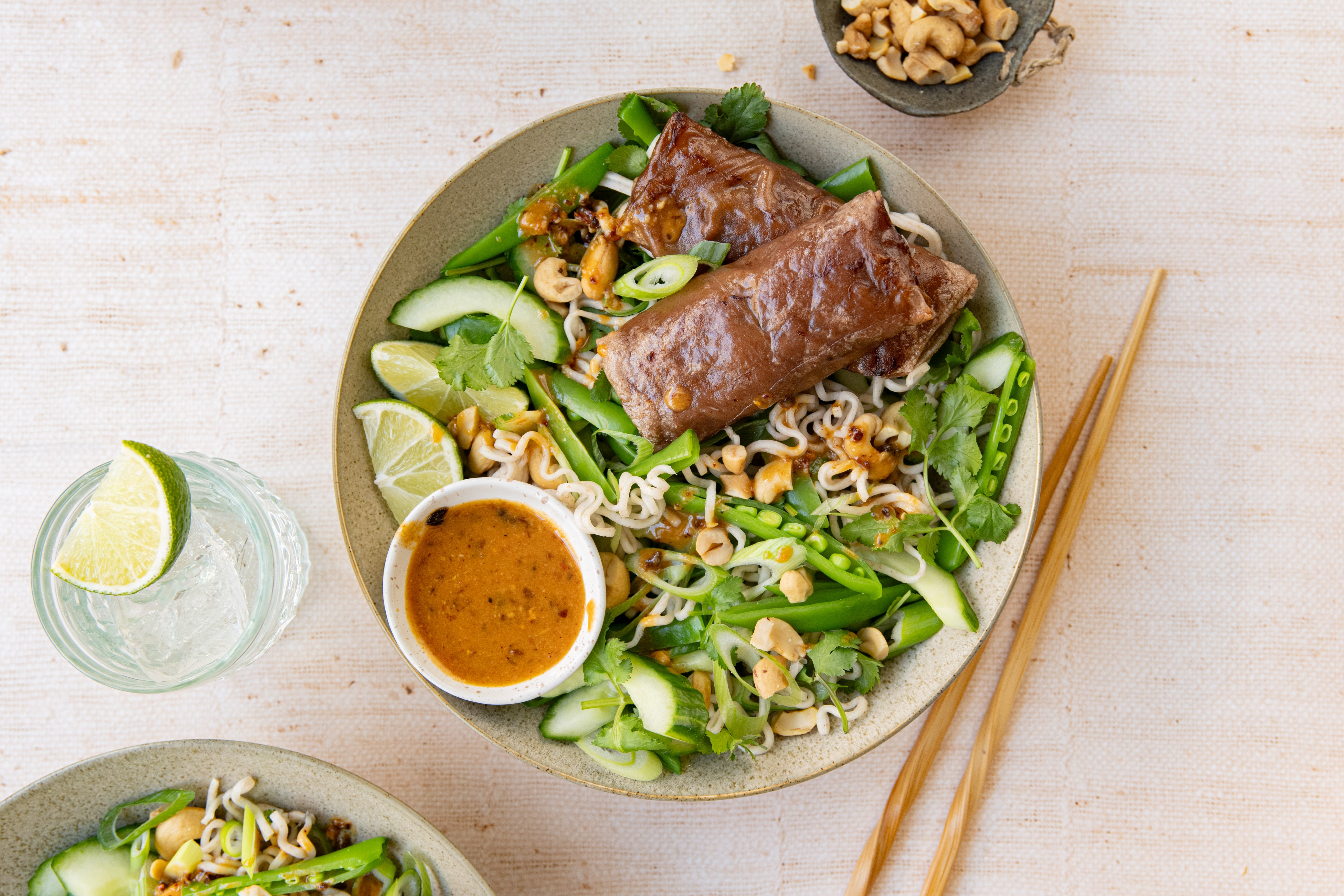 Dumpling-noedelsalade met sugarsnaps en crispy chilidressing