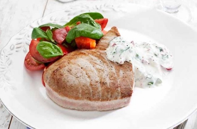 Tonijnsteaks met basilicumsaus