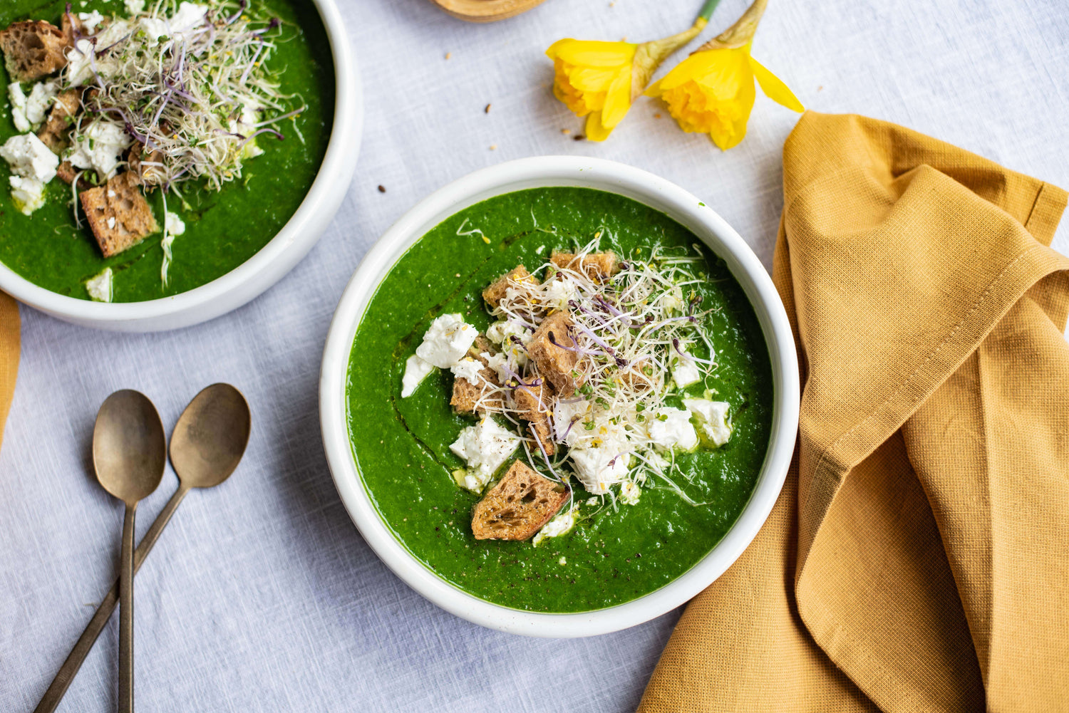 Spinaziesoep met knoflook en munt