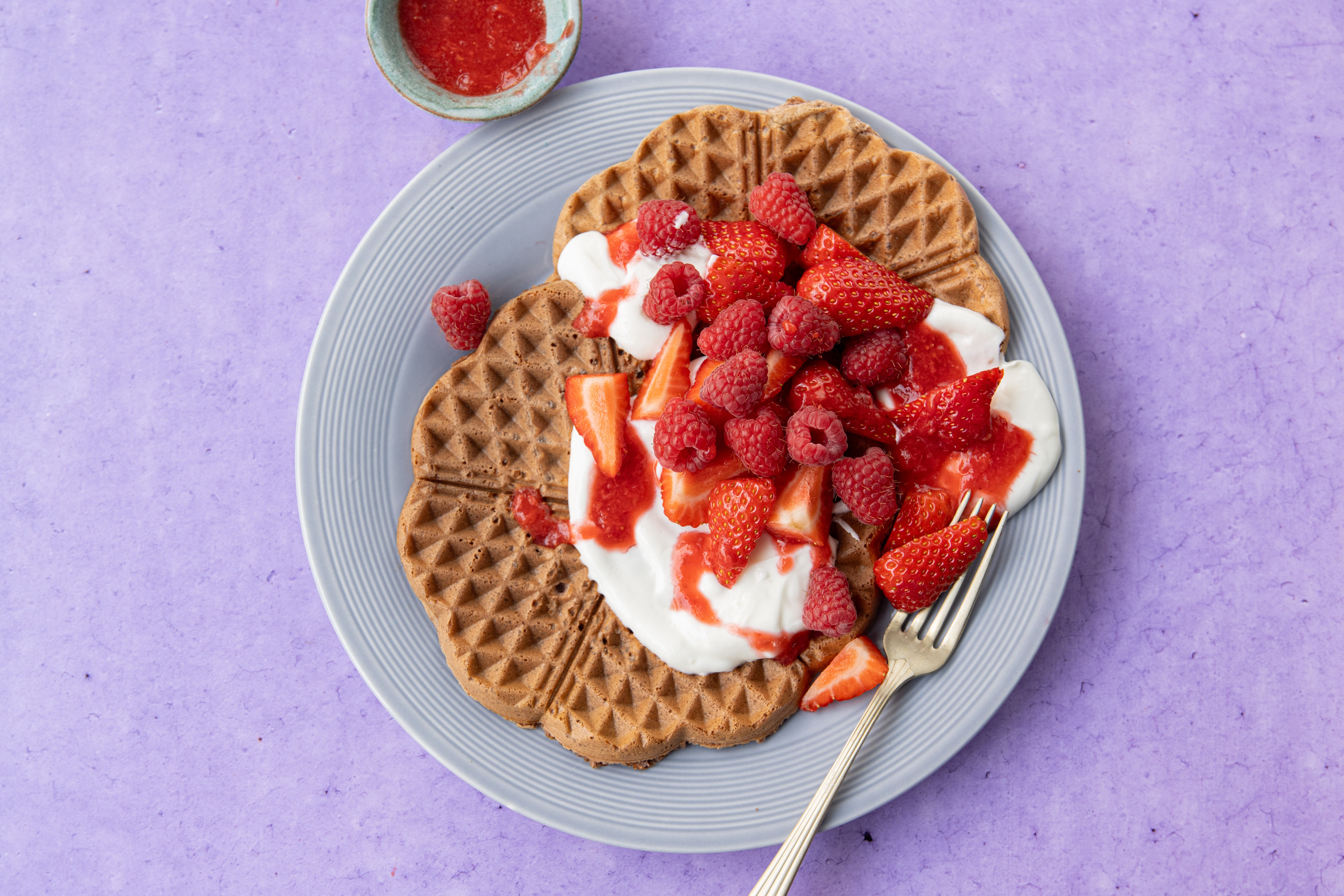 Roodfruit-chiawafel met kwark & yoghurt