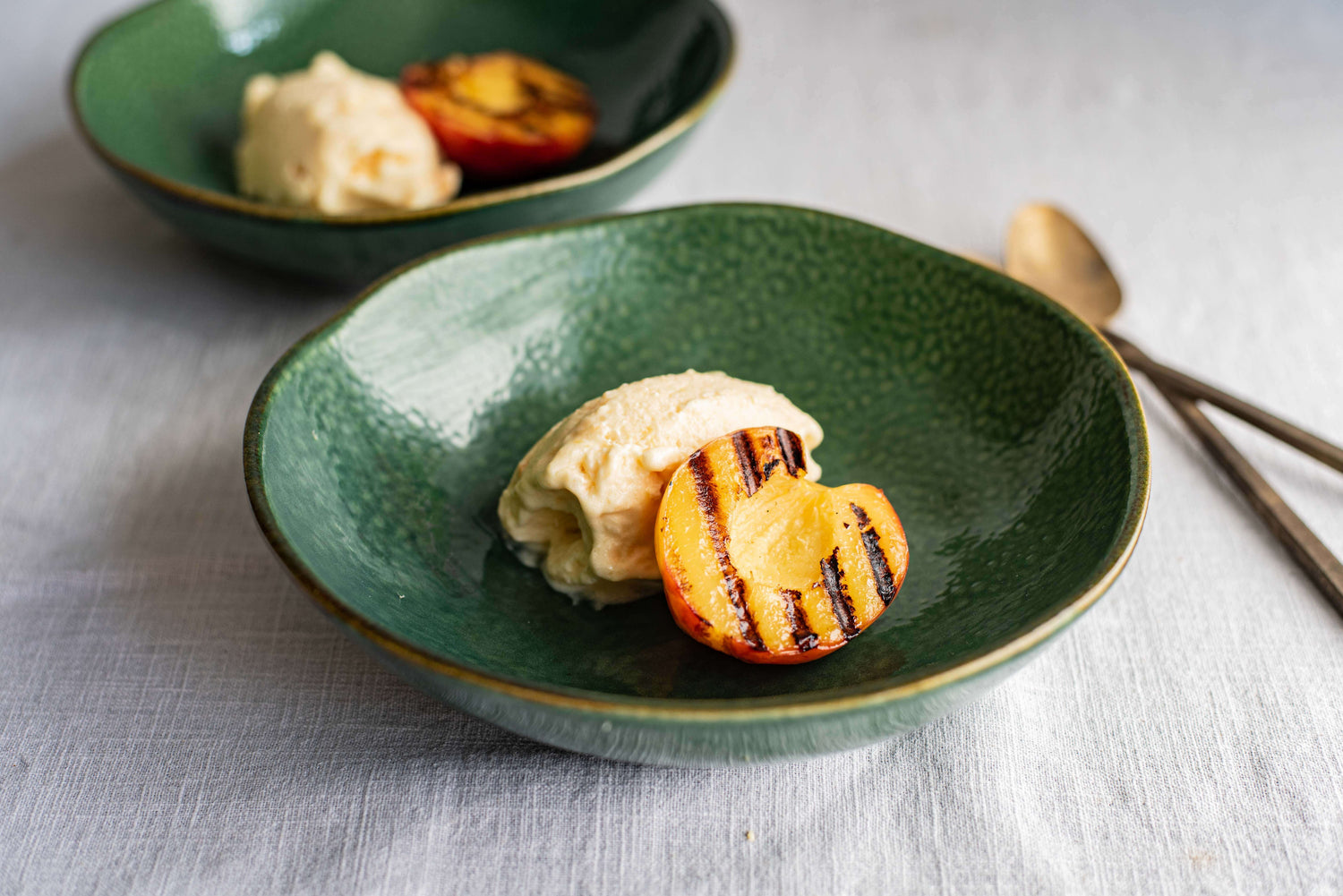 Gegrilde nectarine met 3-minuten-mango-ijs