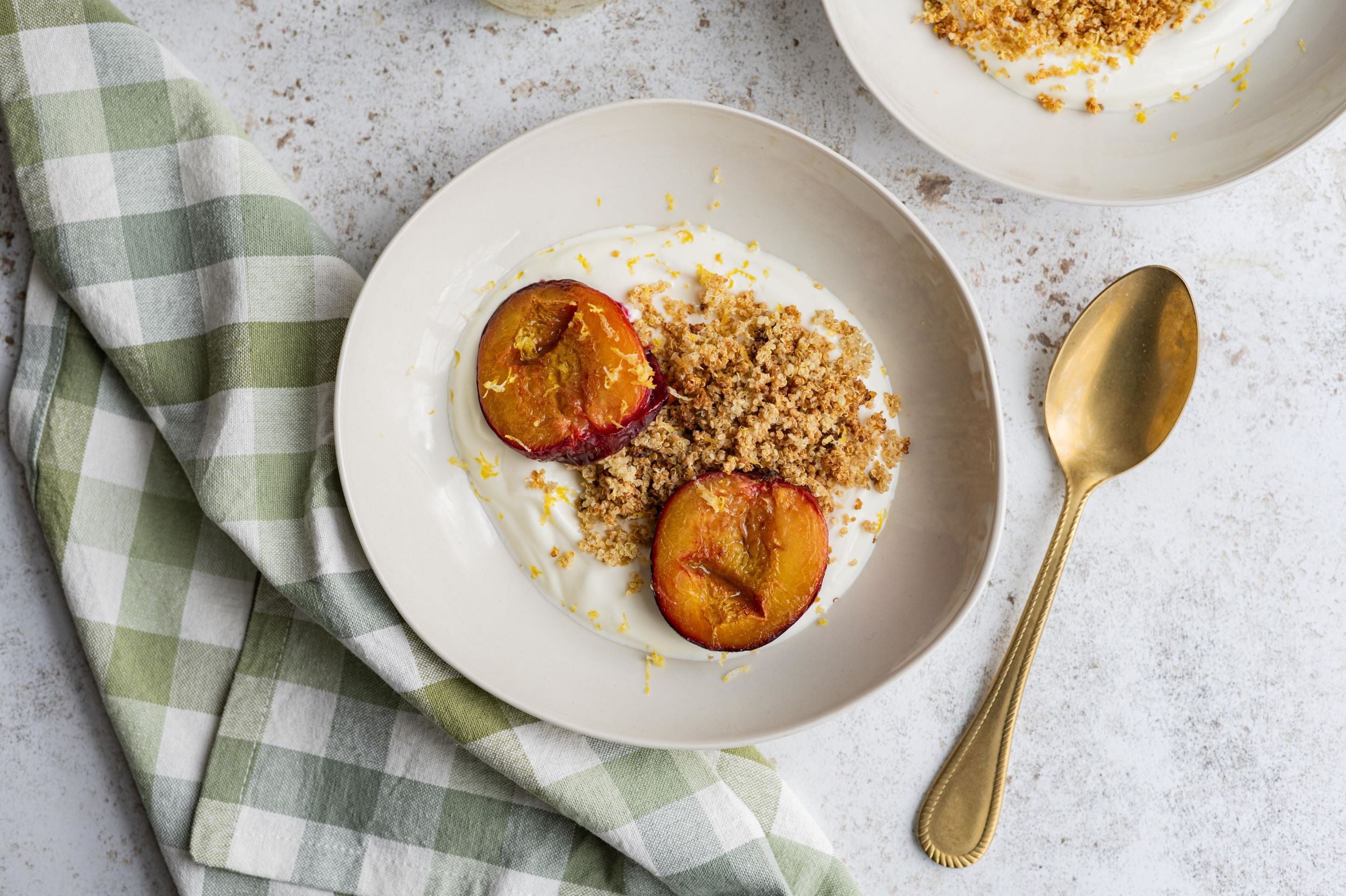 Knapperige quinoa met perzik & kwark