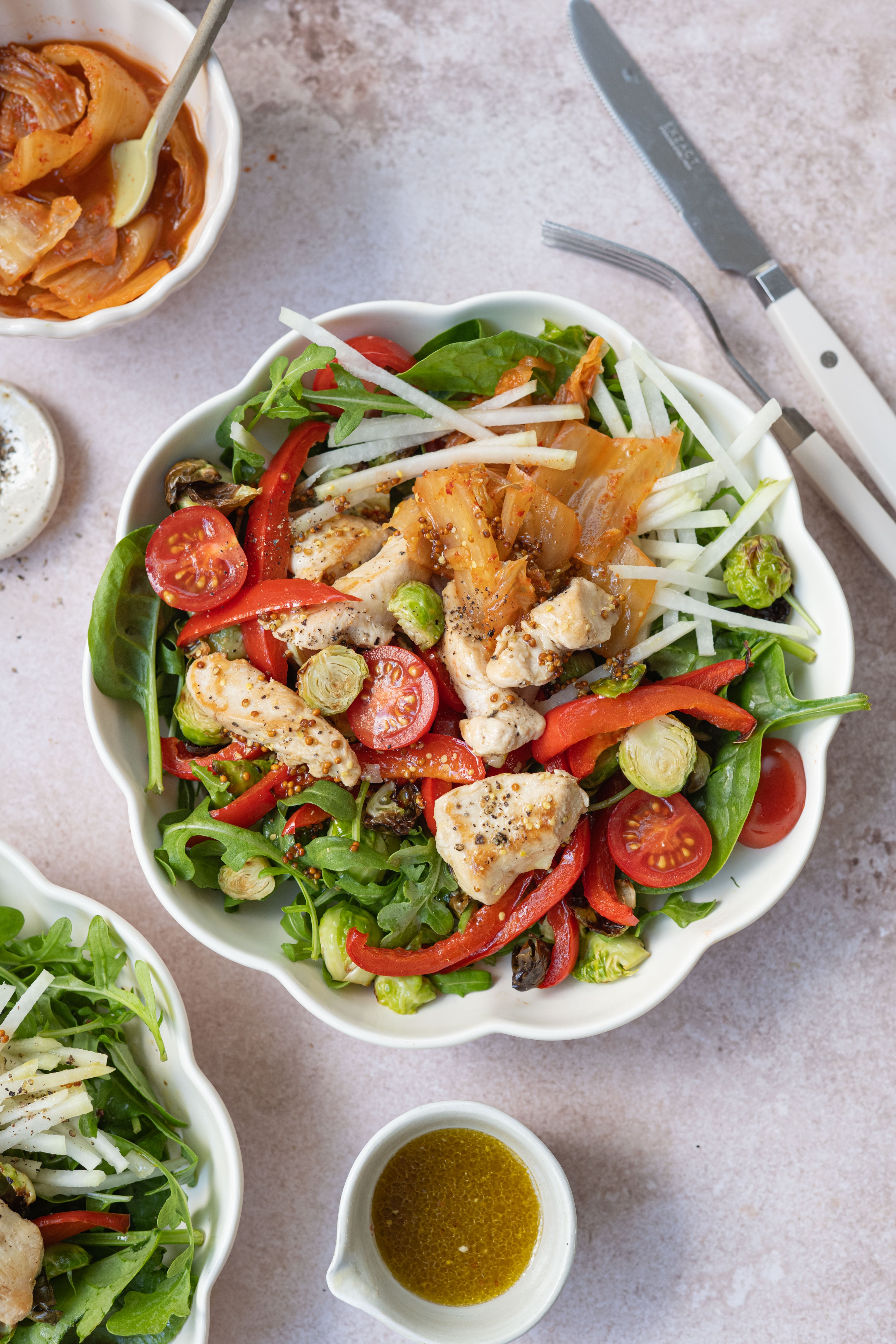 Spinaziesalade met kip, spruitjes, koolrabi, kimchi en balsamicodressing