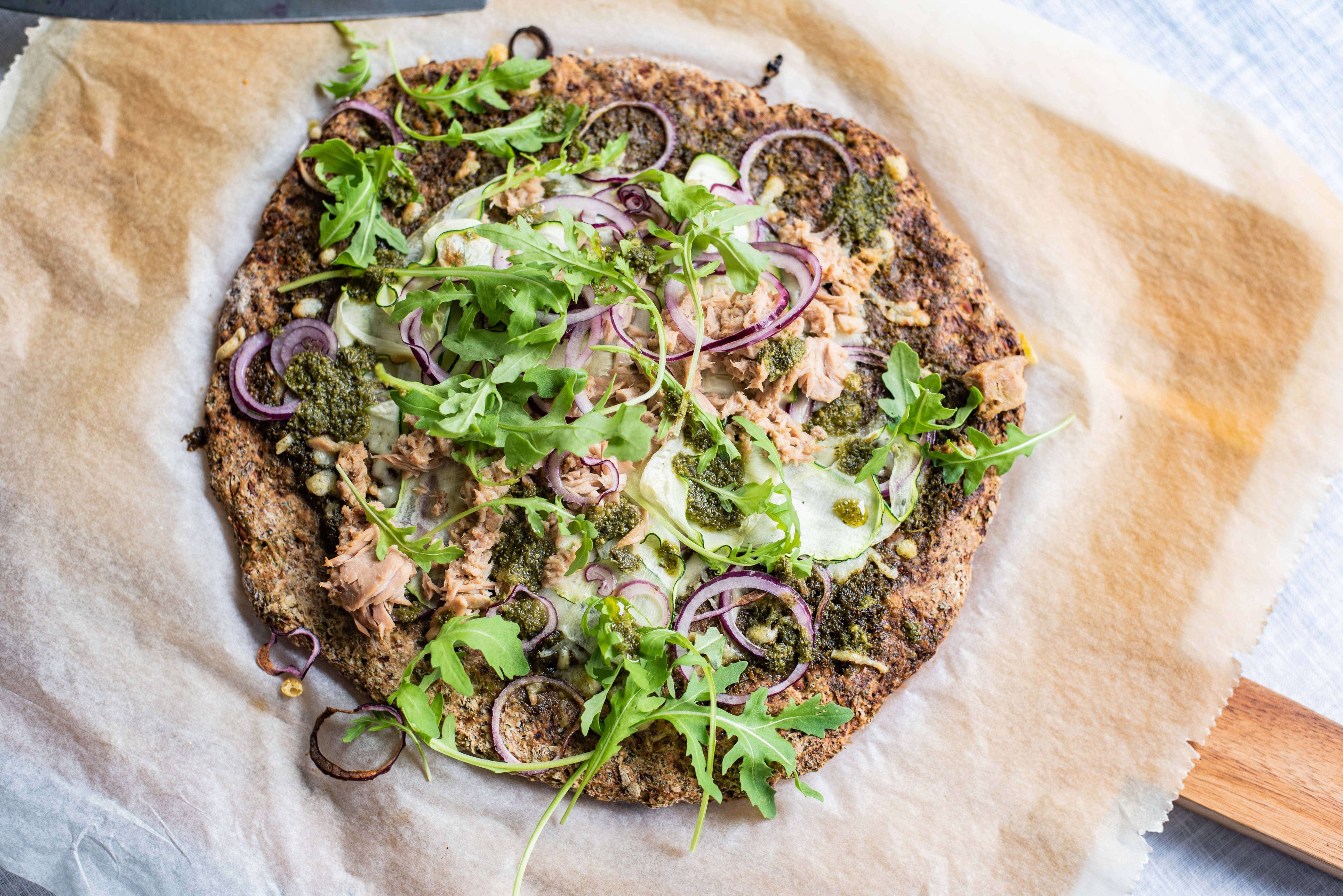 Broccolipizza met verse groente en tonijn