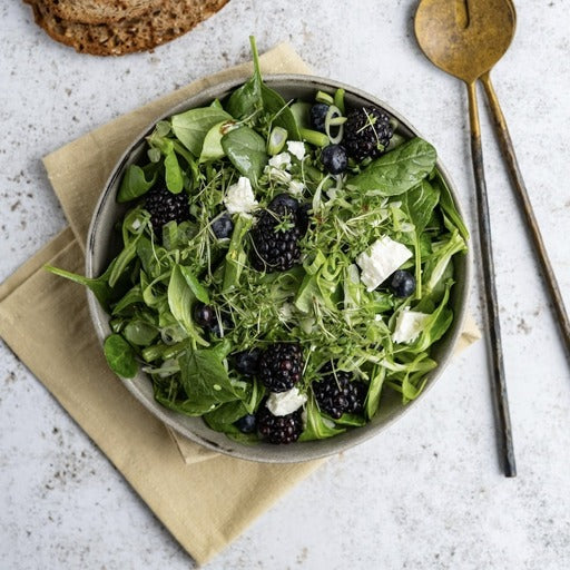 Groene salade met bramen  