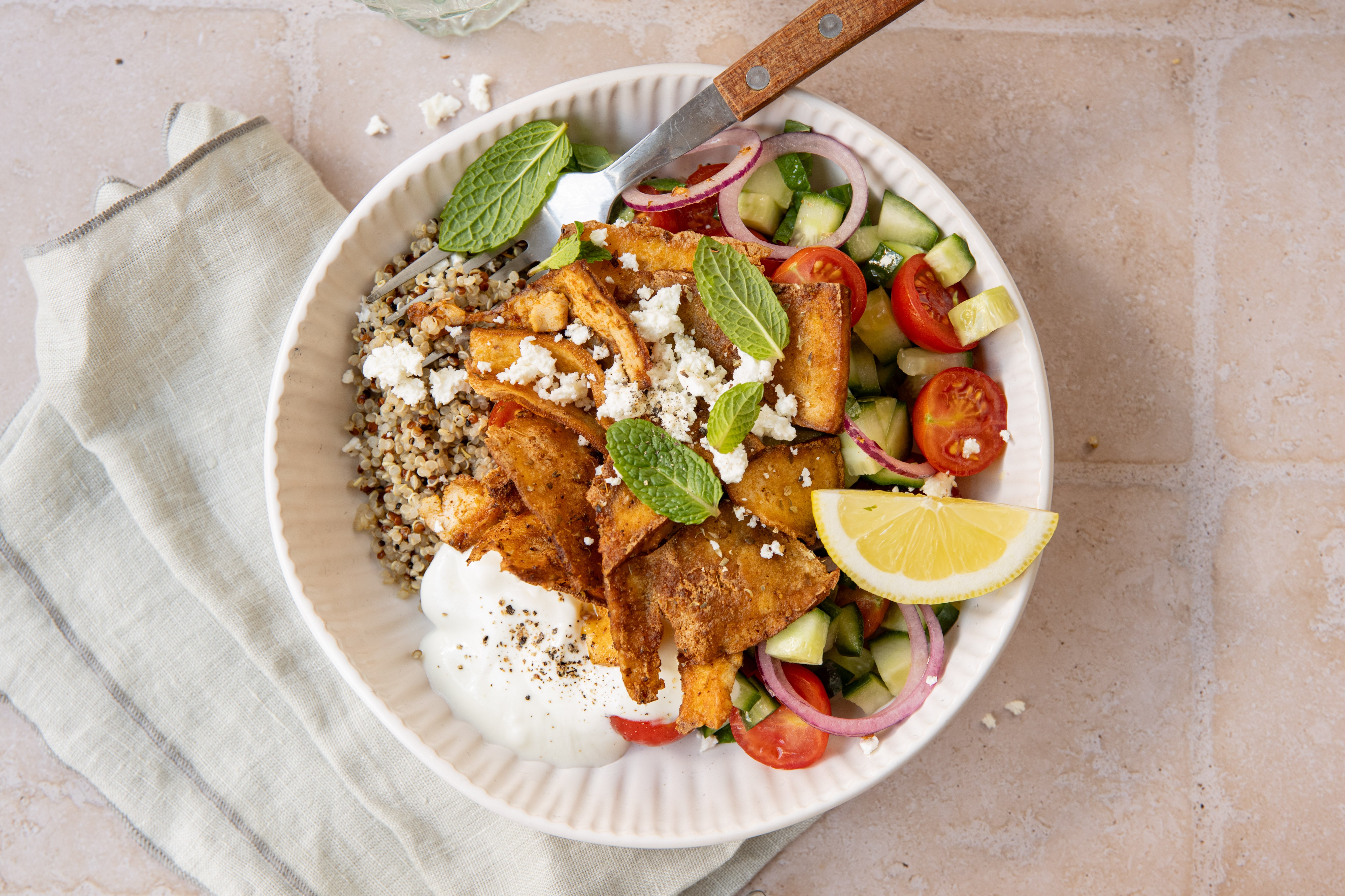 Tofu-gyrosbowl met zomerse Griekse salade