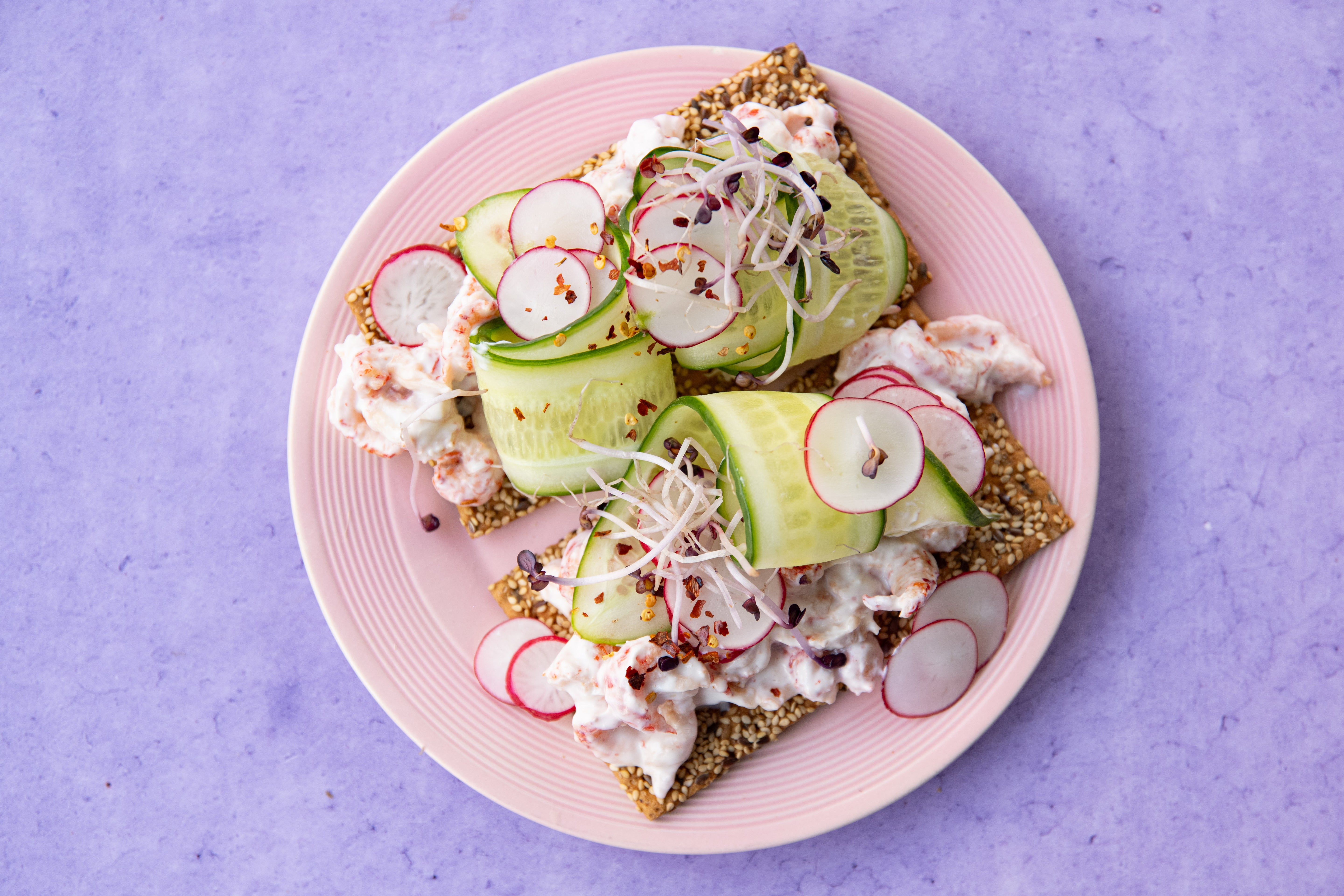Crackers met rivierkreeftjes-yoghurtsalade