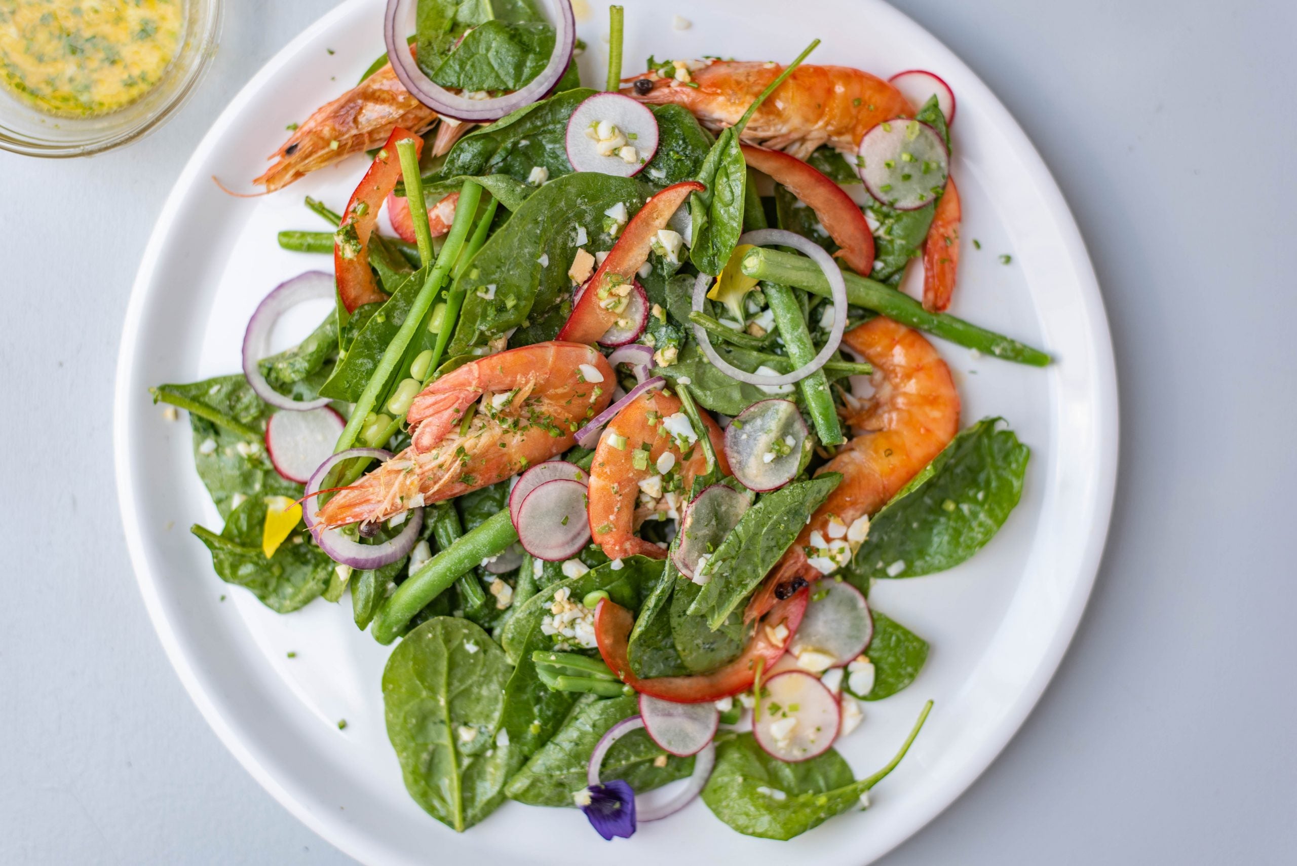 Spinazie salade met gemarineerde gamba’s en mimosadressing
