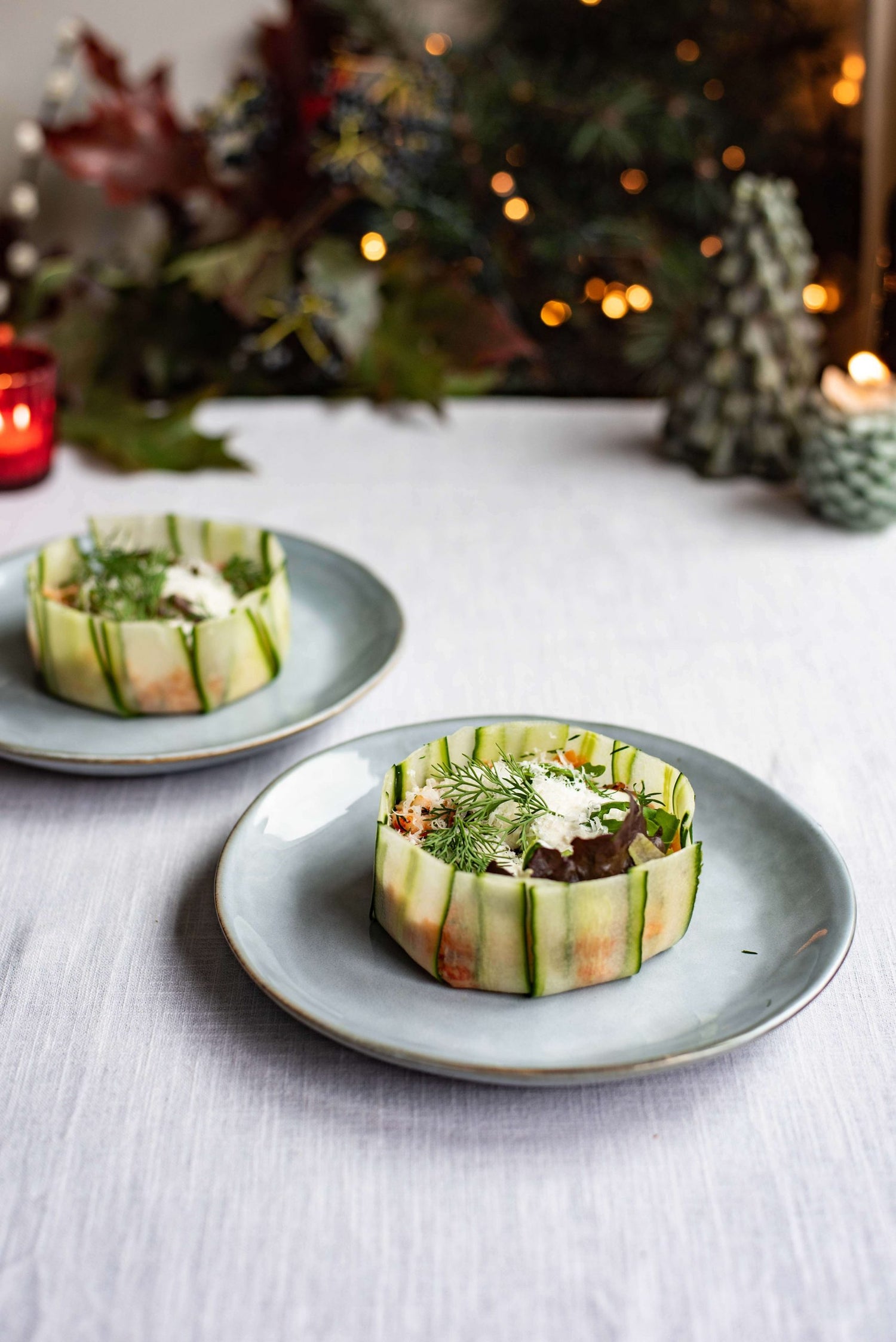 Zalm-rivierkreeftaartje in een bakje van komkommer