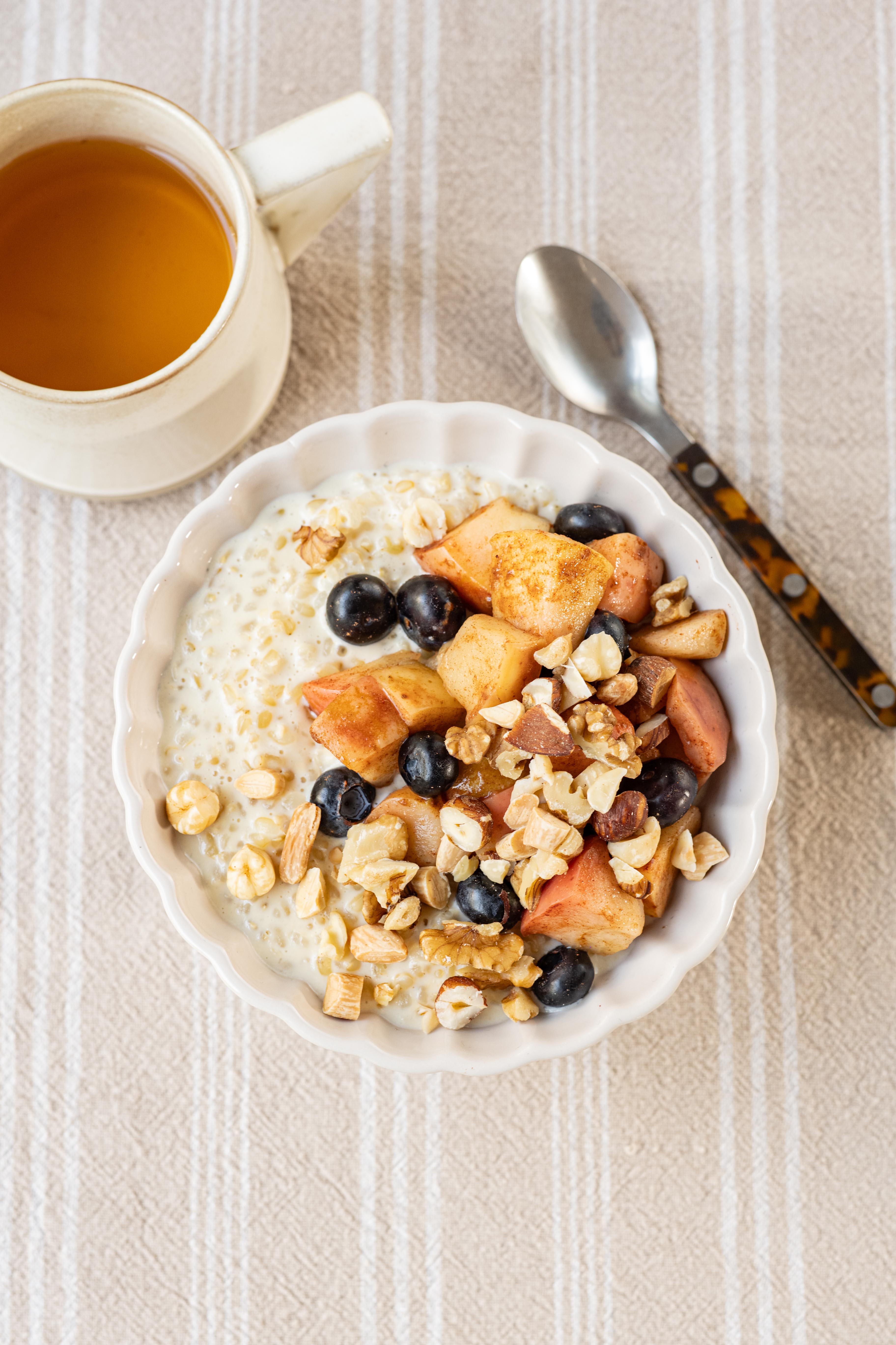 Rijstpudding met appel en blauwe bessen