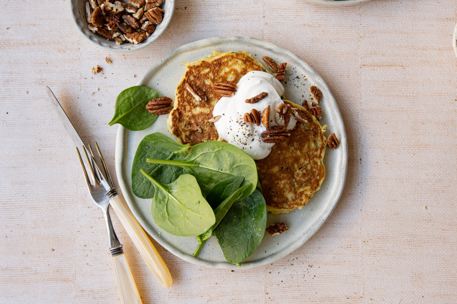 Courgette-ei pannenkoekjes met kwark & pecannoten