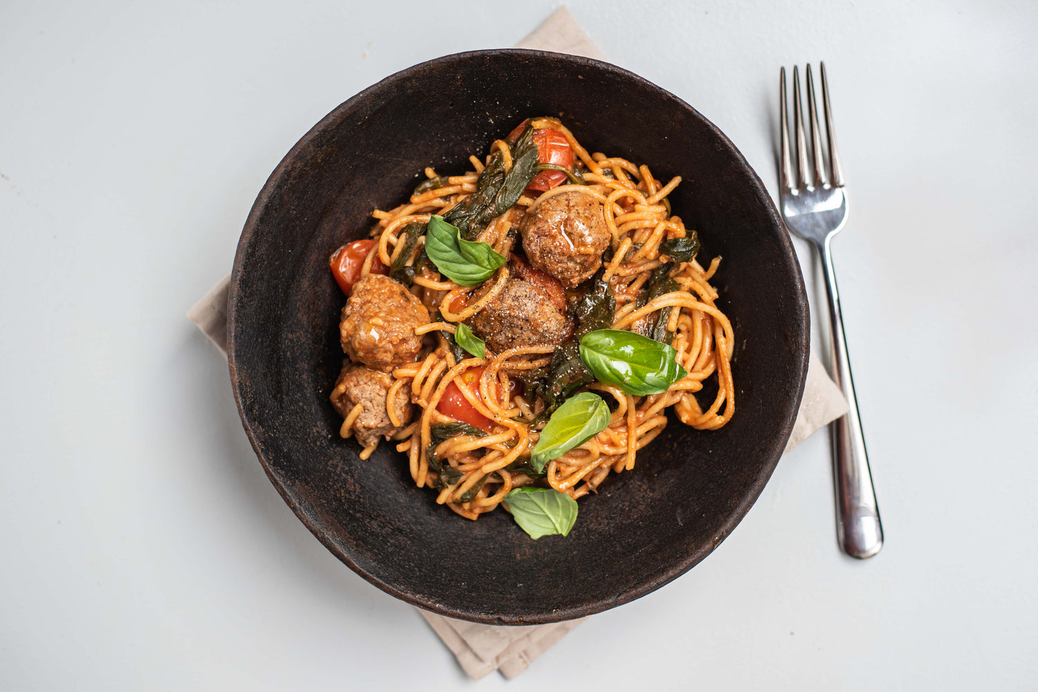 Volkoren spaghetti met tartaarballetjes, spinazie en cherrytomaatjes