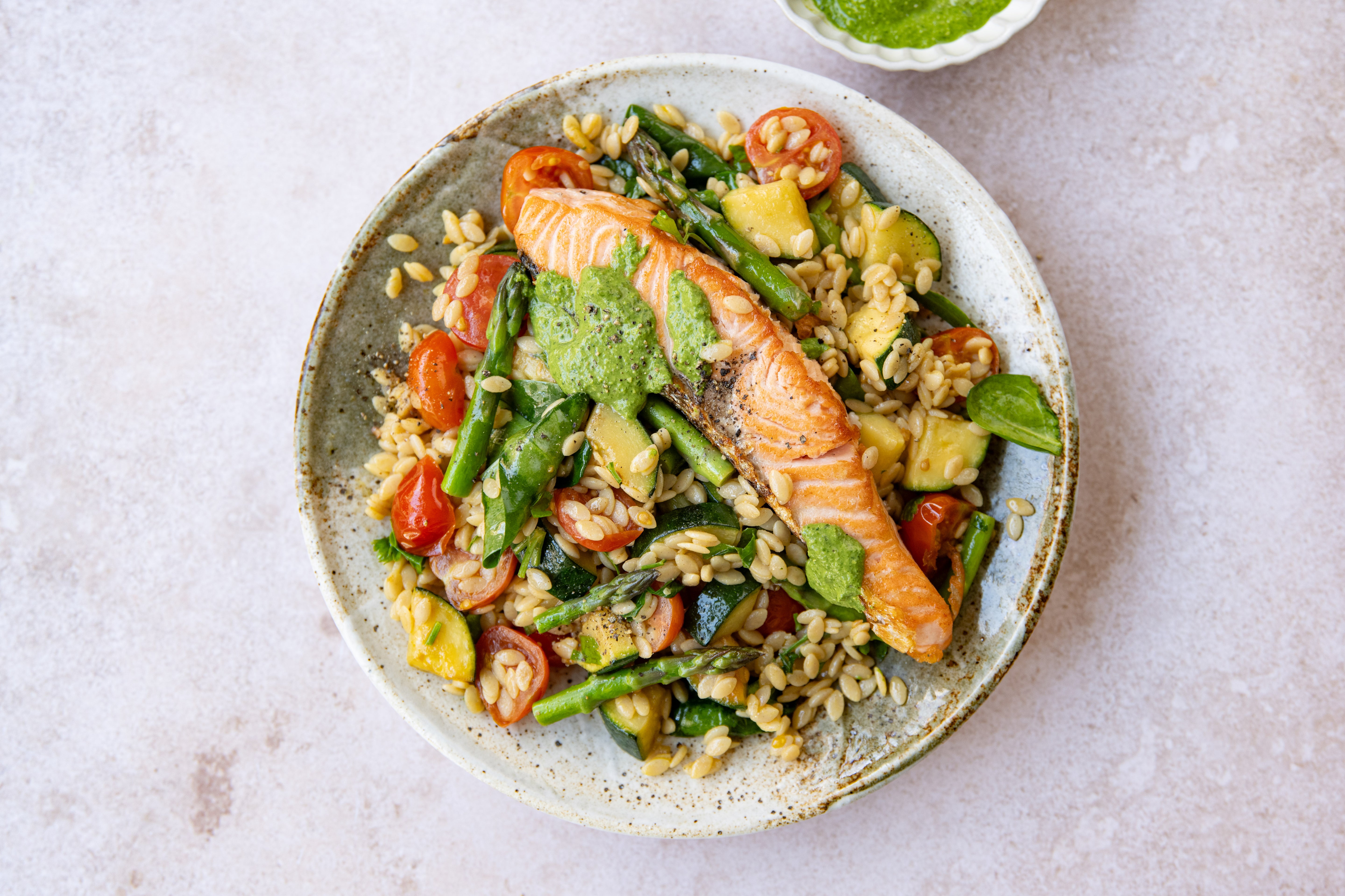 Orzo met zalm, cherrytomaatjes & pesto