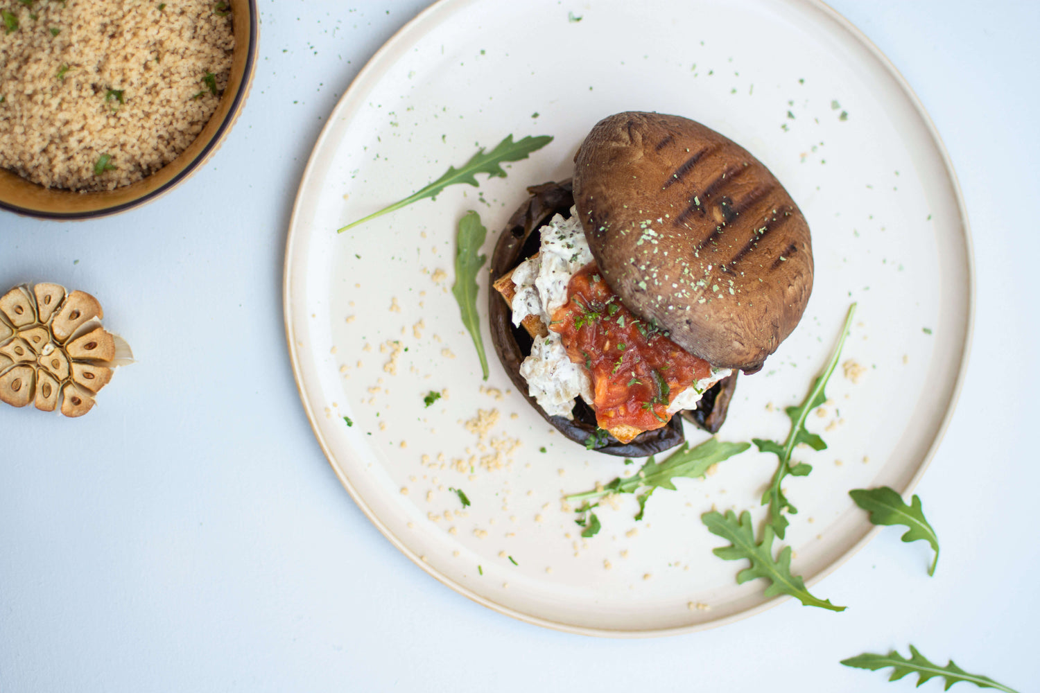Portobello “steak” met tofu en couscous
