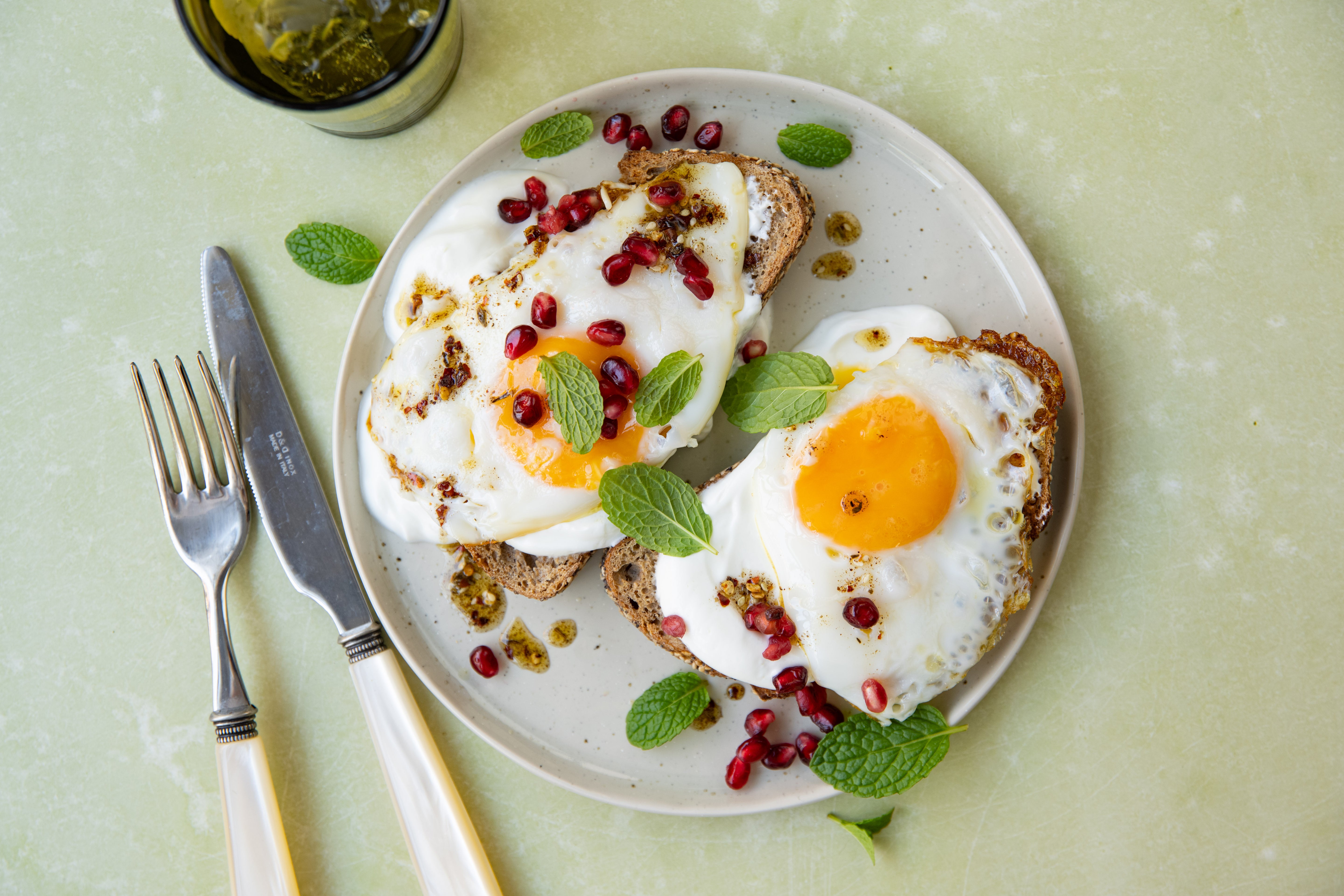 Gebakken eieren met yoghurt, za’atar & granaatappel