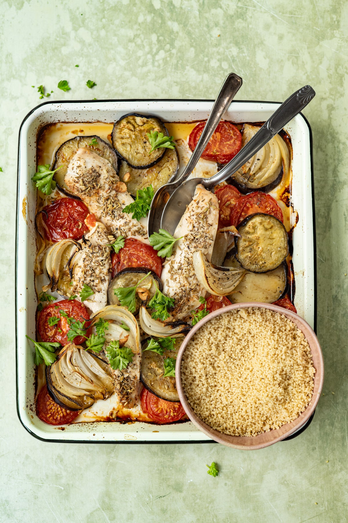 Kip met aubergine en tomaat uit de oven
