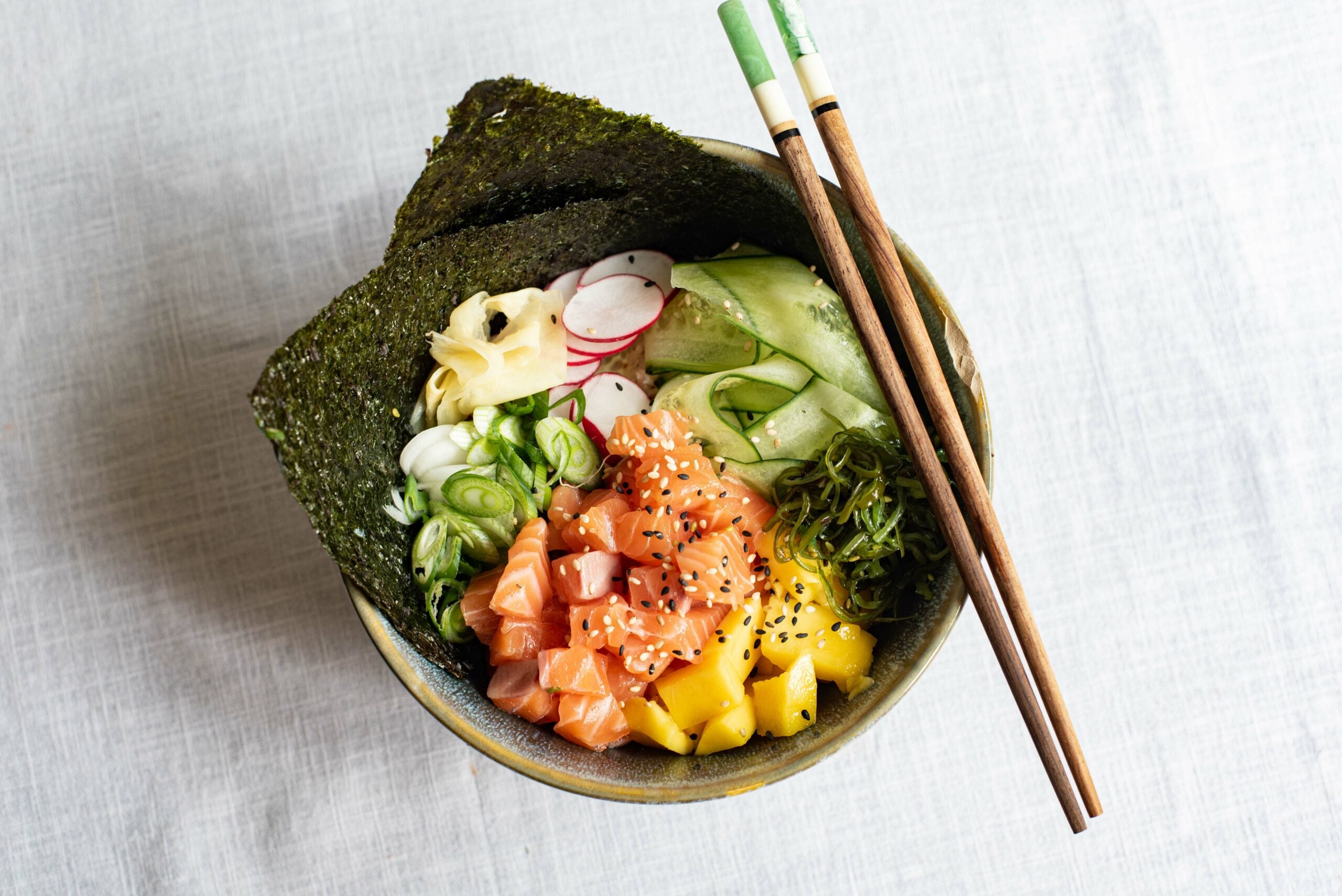 Sushi in een kommetje met zalm